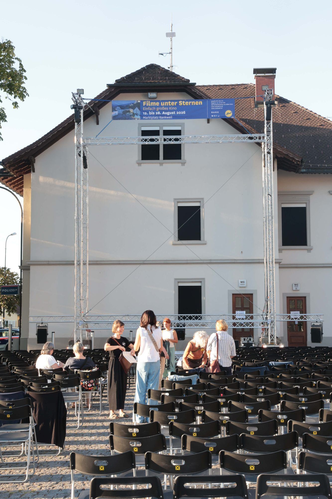 Der Rahmen für die Leinwand ist eine Spezialanfertigung.