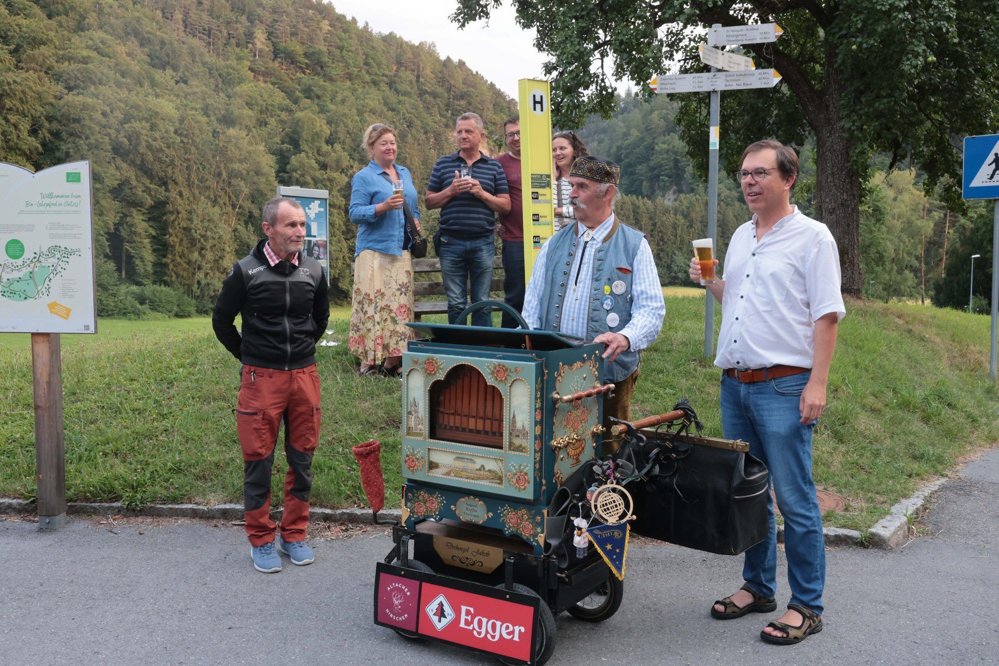 Geburtstagsständchen für Pfarrer Rainer Büchel.