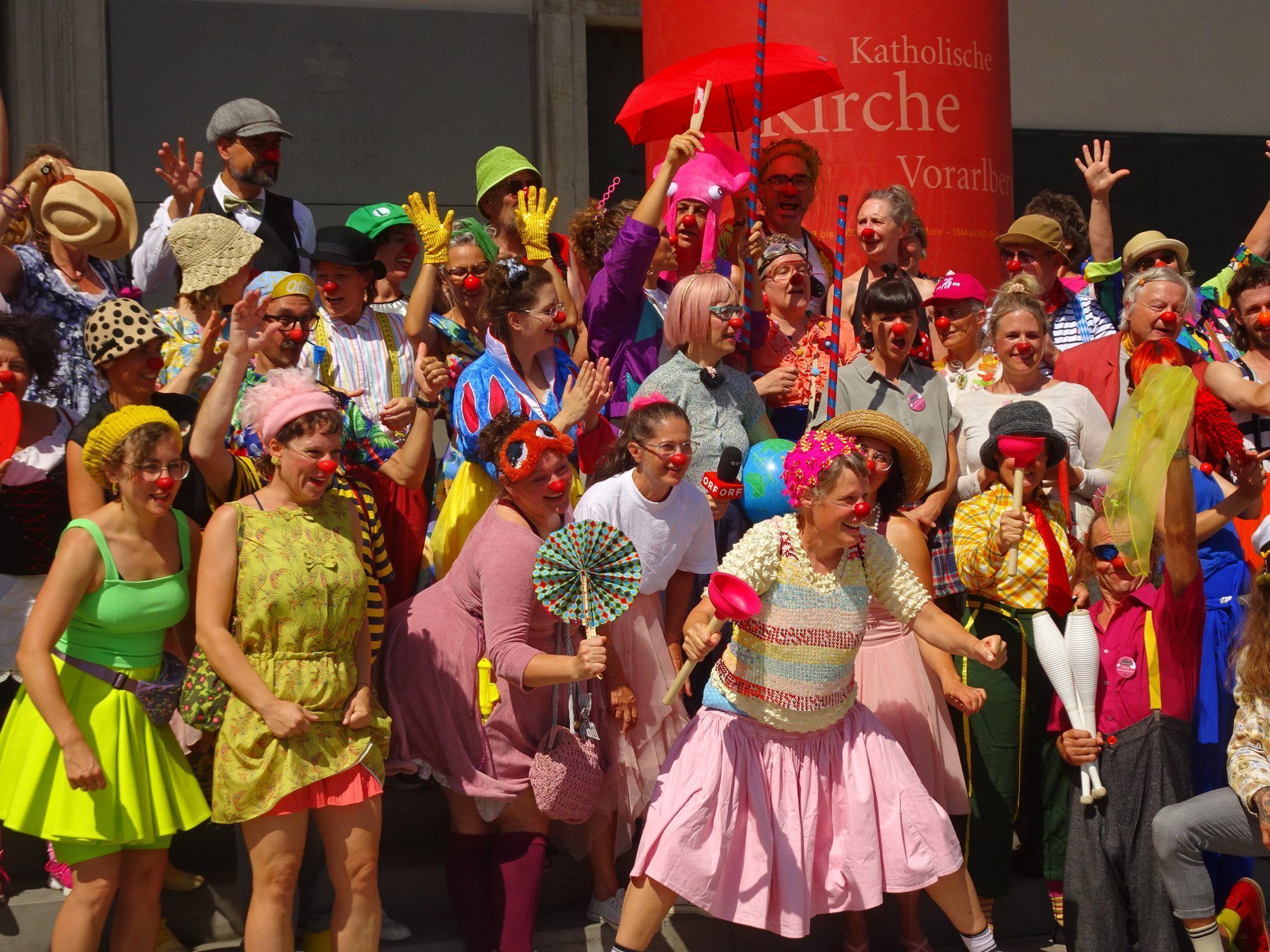 Fast 70 Clowns aus aller Welt nehmen an der ersten Clownvention teil.