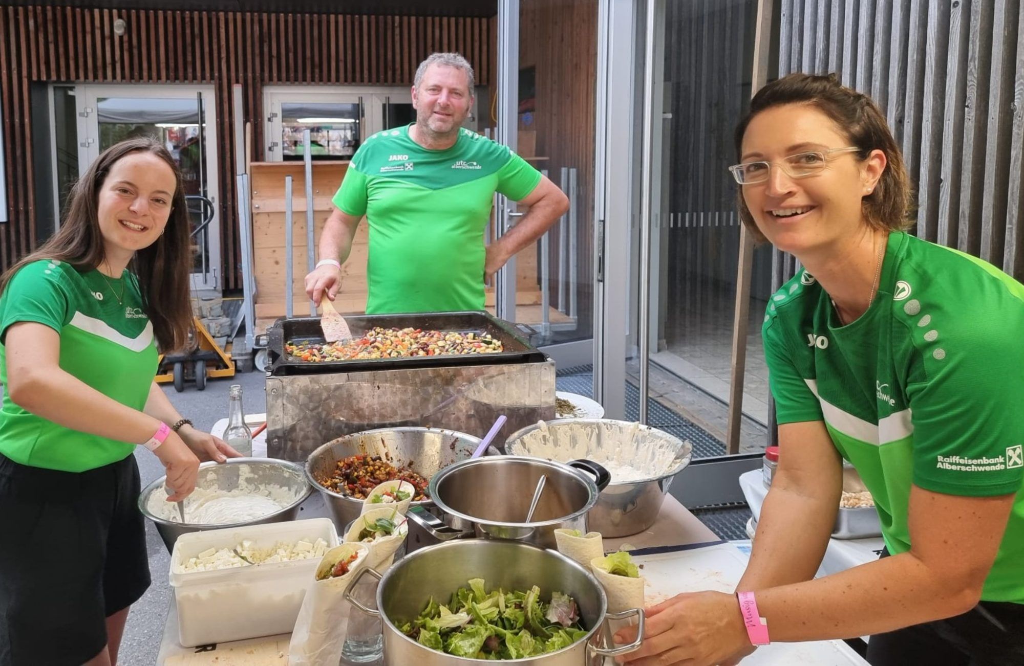 Nach Käsknöpfle und Pizza an den beiden ersten Abenden hatte Ingo Hagspiel und sein Tennisclub-Team diesmal Wraps auf die Speisekarte gesetzt.   