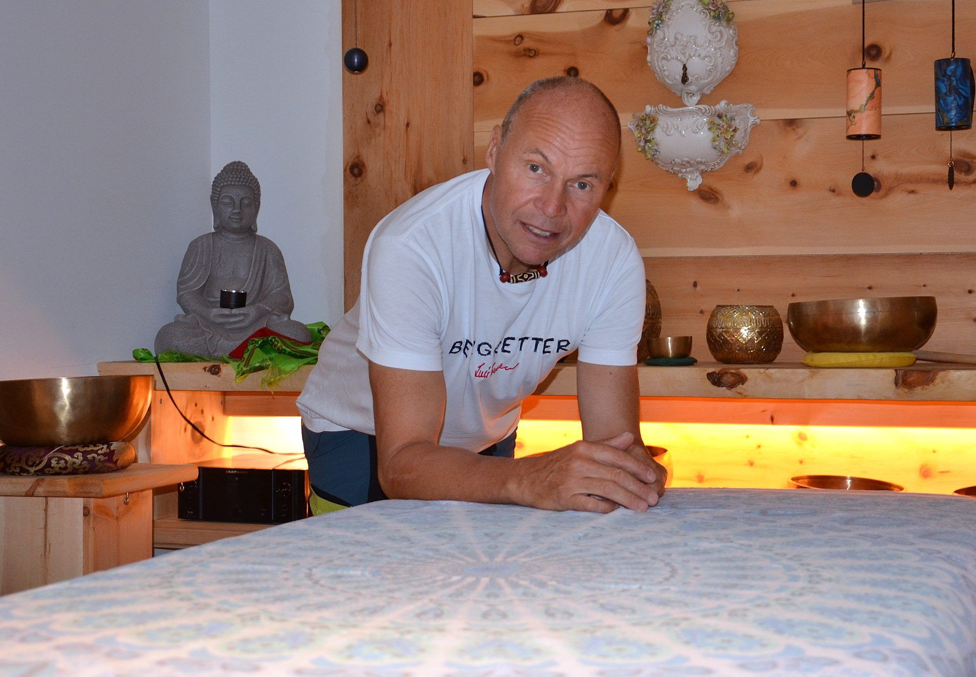 In seinem Haus praktiziert Wolfgang Bartl als Lomi-Lomi-Masseur, Klangschalentherapeut und Achtsamkeitstrainer. HRJ