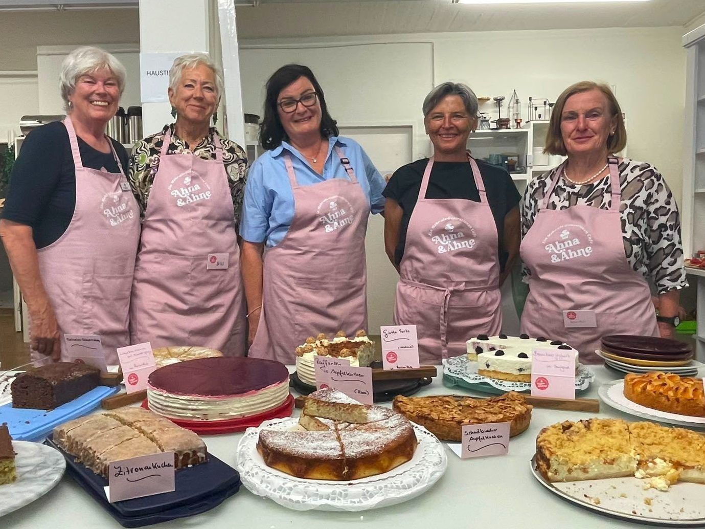 Das Team von Ahna&Ähne präsentiert ihre Kuchenkreationen.