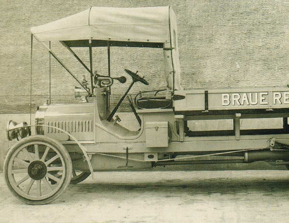 1908 wird einer der ersten LKWs in Vorarlberg für den Transport der schweren Eichenfässer angeschafft und das Braugebäude erweitert.