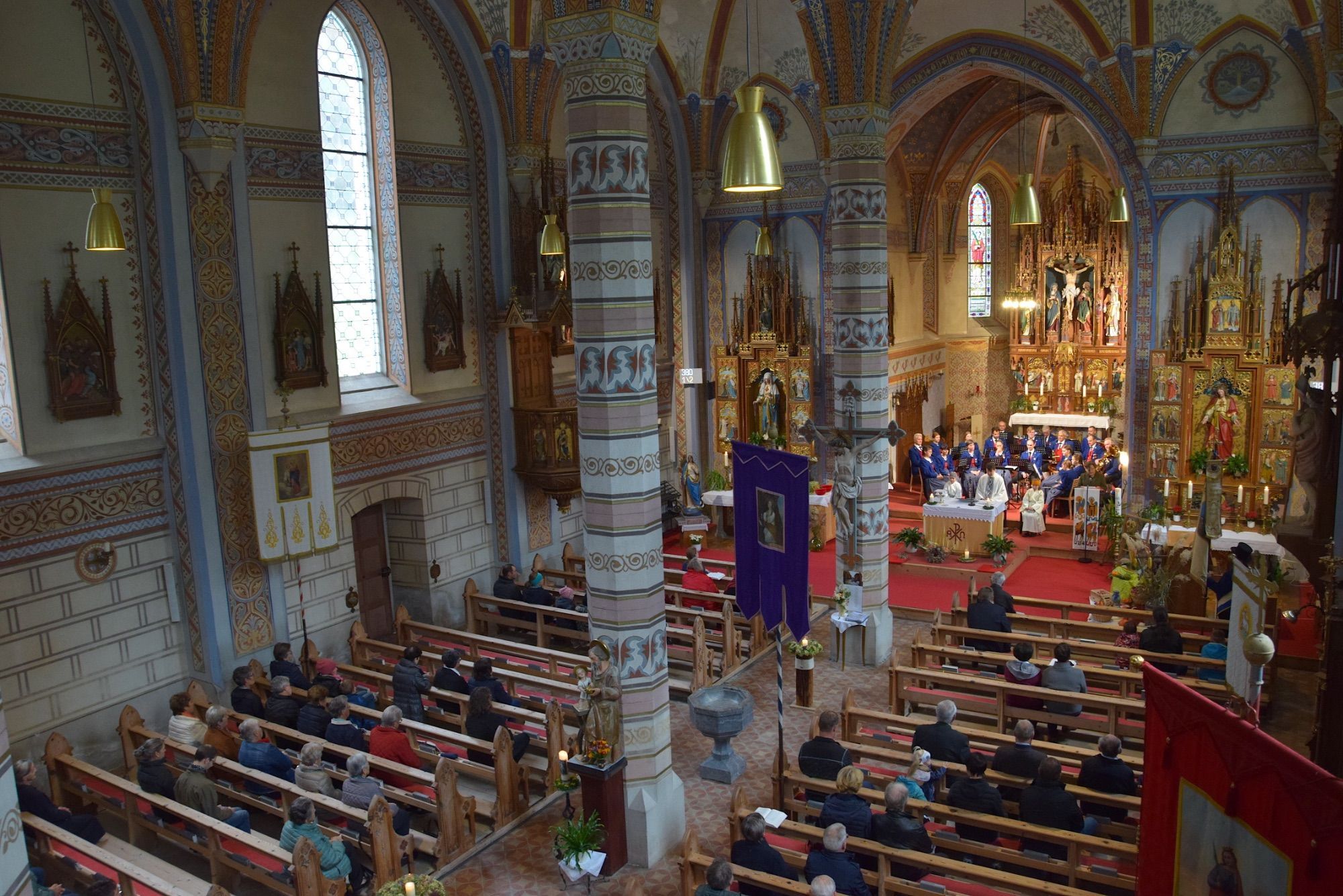 Der Sakralraum der Silbertaler Pfarrkirche anlässlich einer Messfeier im Herbst 2023.