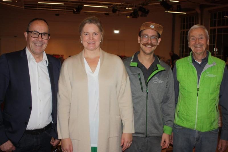 Johanna Summer (2.v.l.), Jeremias Morscher, Karlheinz Fritsche (r.) und Politiker Andreas Prenn (l.) freuen sich auf die Jubiläums-Feier.