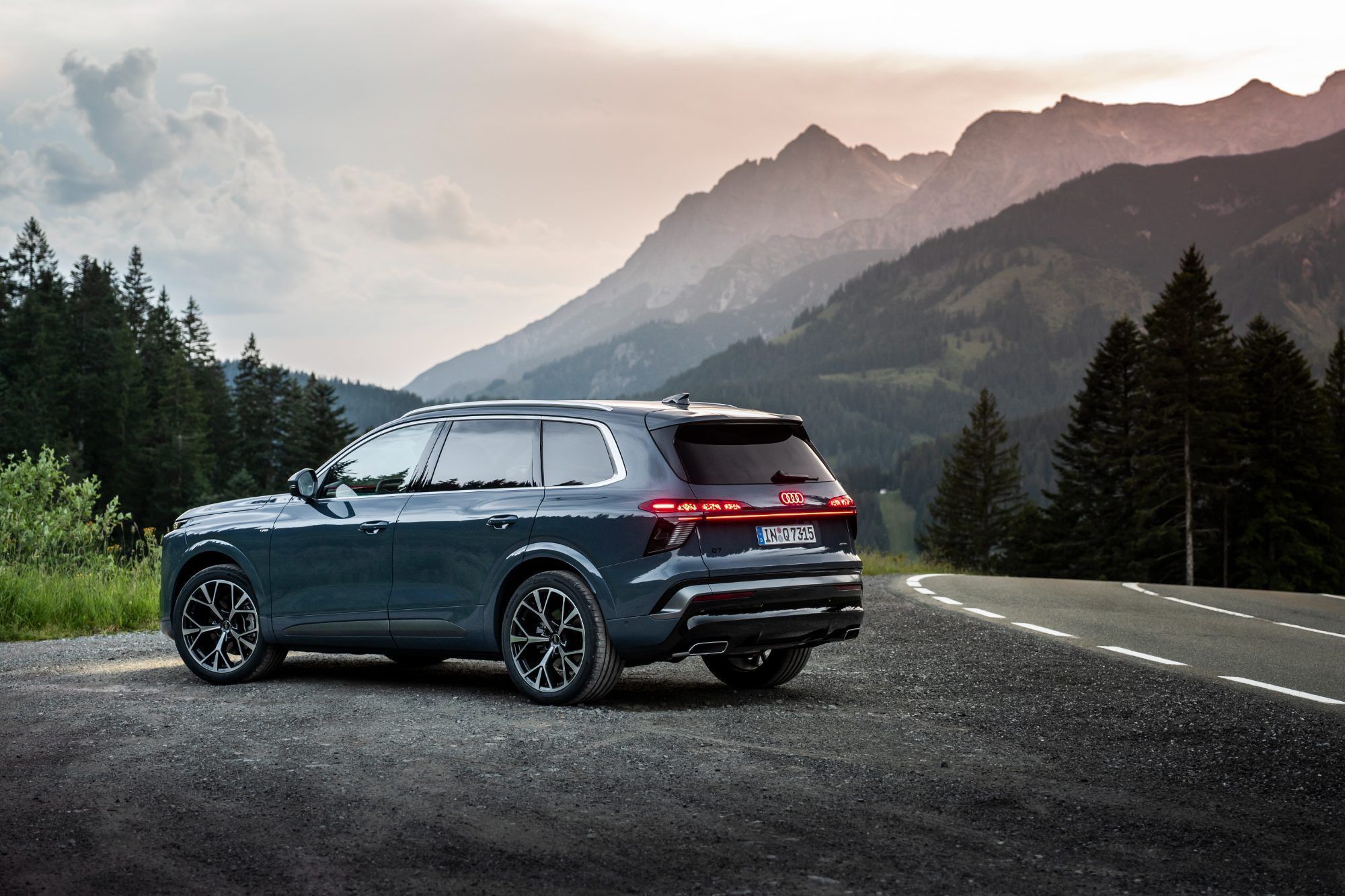 Das aufdringliche Leucht-Logo bleibt auch dem neuen Audi Q7 nicht erspart. Viel wichtiger: Die Blinker proji-zieren bei Nacht zusätzlich orangefarbene Pfeile auf den Asphalt