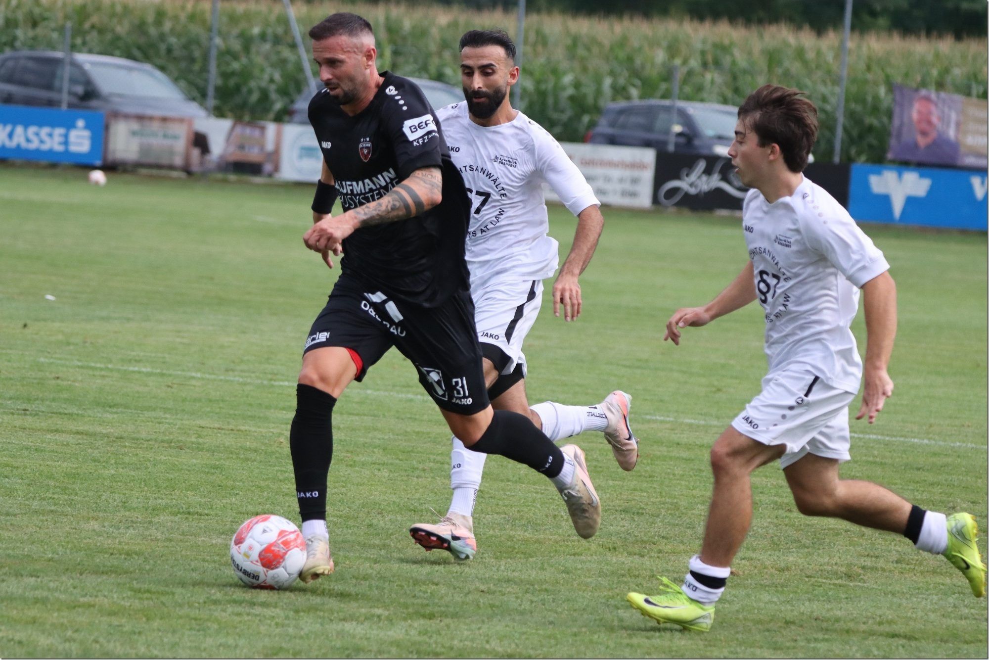 Bizau Spielertrainer Lukas Katnik trifft auf seinen Verwandten und Feldkirch Stürmer Laurin Katnik. VN-TK