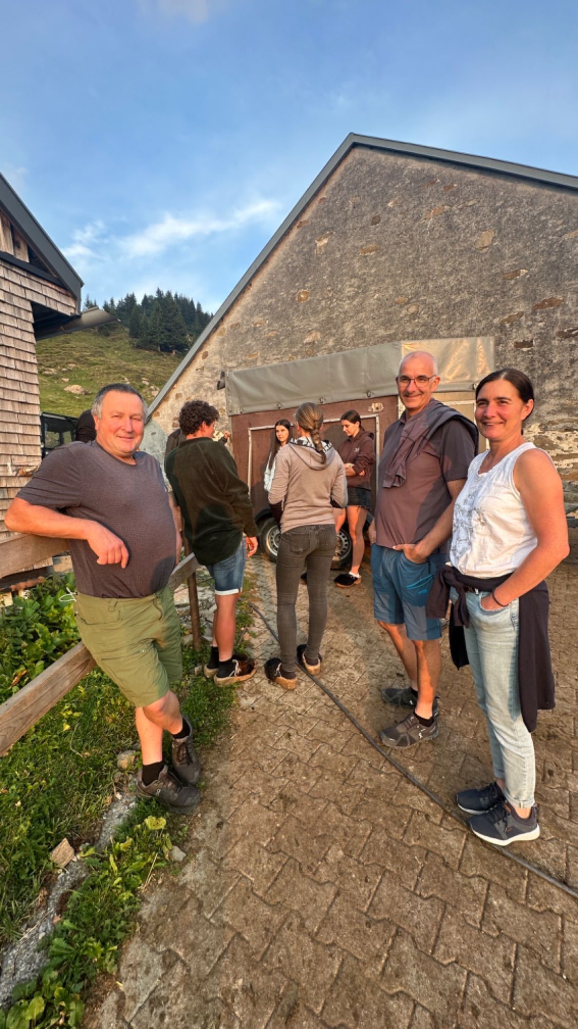 Die Landwirt:innen trafen sich auf der Alpe Gävis zum Käseanschnitt.