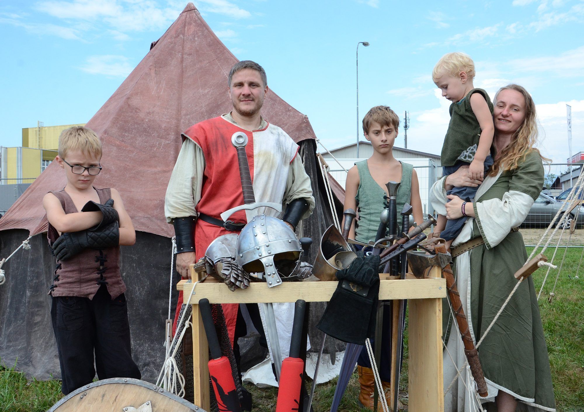 Die Familie Matzer taucht ins Mittelalter ein: Alwin, Christof, Colin, Elias, Sabine.