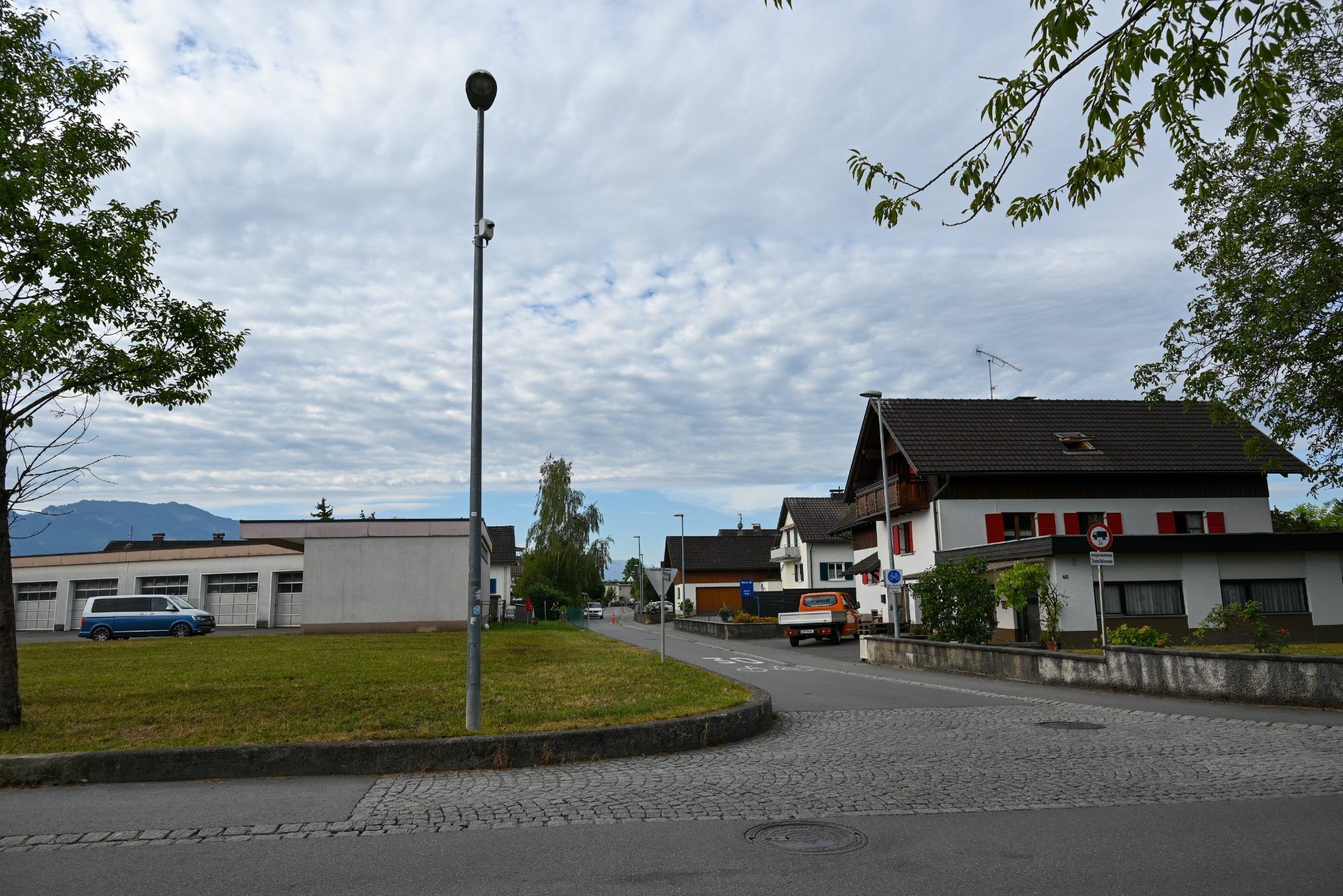 Die Kameras erfassen lediglich Bewegungen, Kennzeichen oder gar Gesichter werden nicht erfasst und nicht gespeichert.