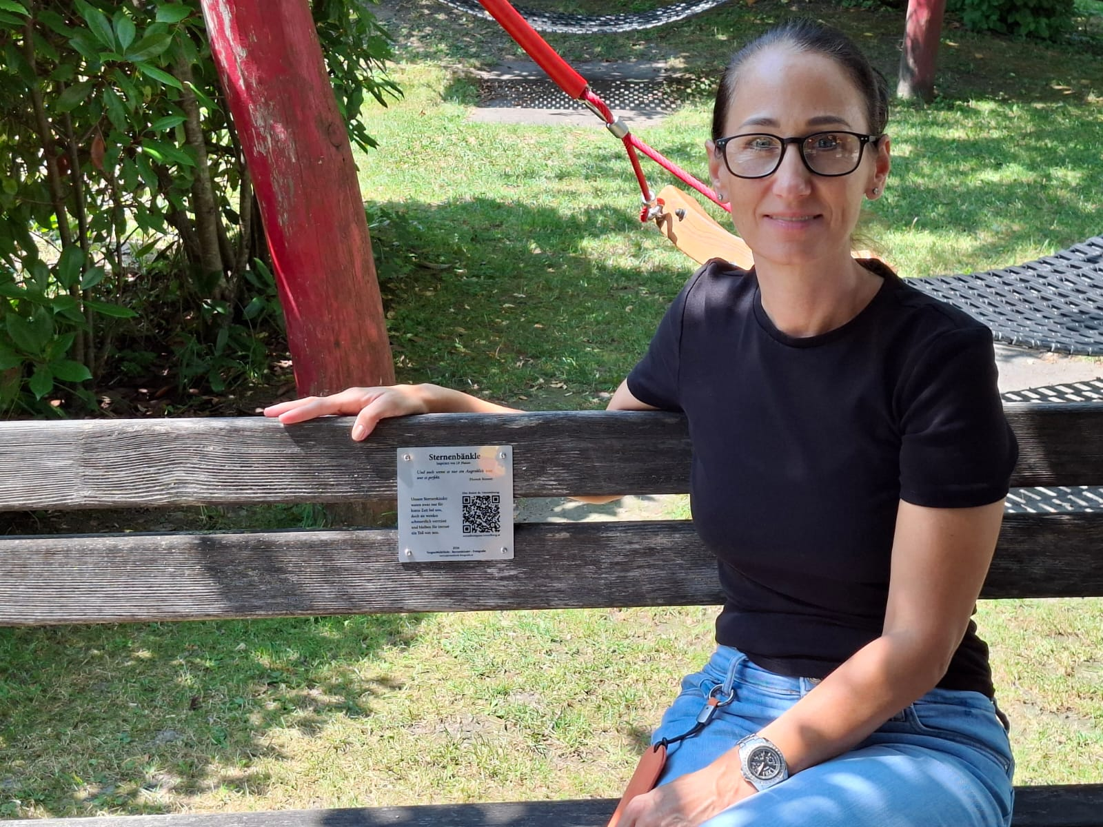 Karin Erath auf dem „Sternenkinder-Bänkle“ beim Spielplatz im Tannenfeld. GEMEINDE MEININGEN