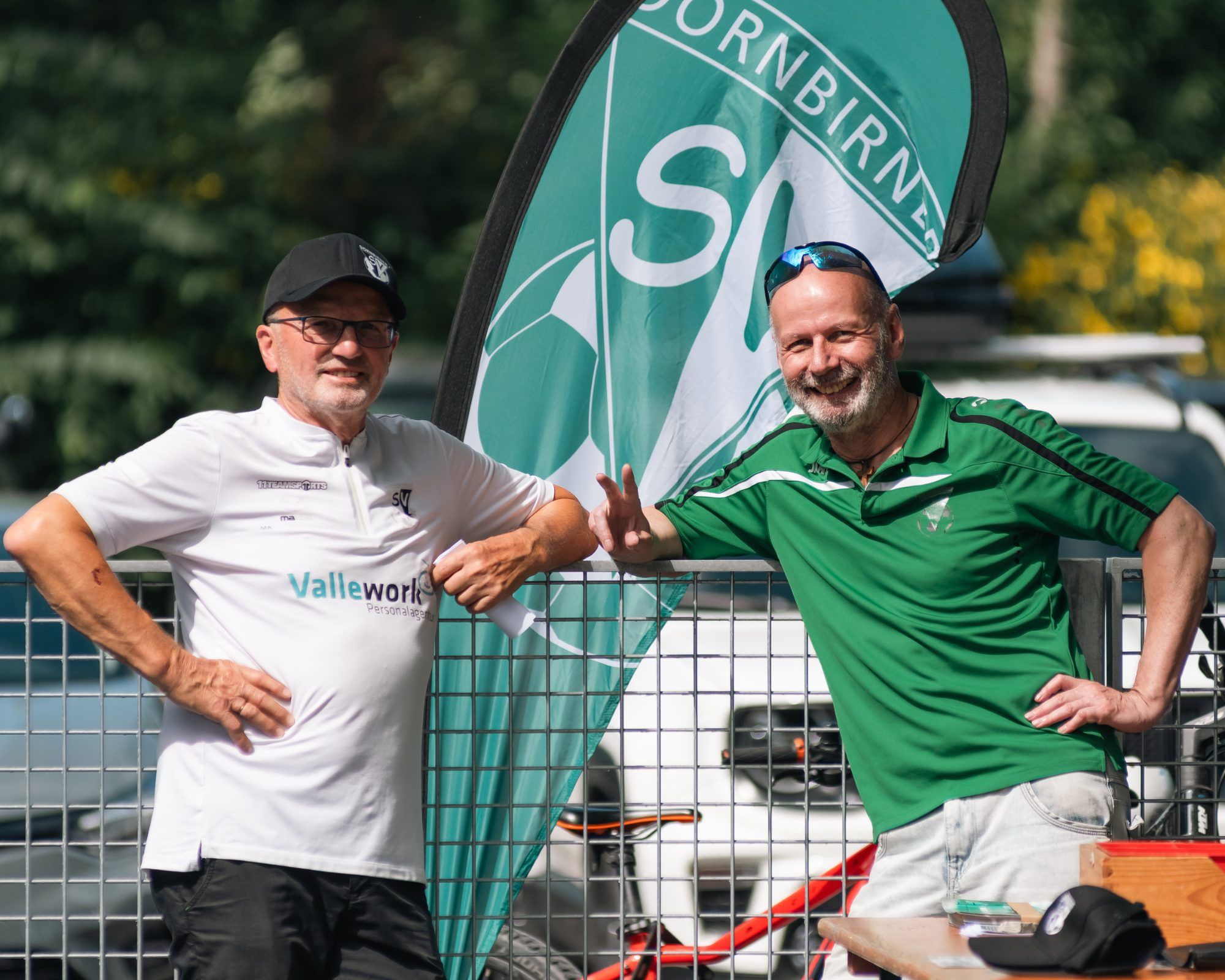 Präsident Herbert Lenz und Vorstandsmitglied Ernst Klocker freuen sich auf die neue Saison und zahlreiche Fans im Stadion.