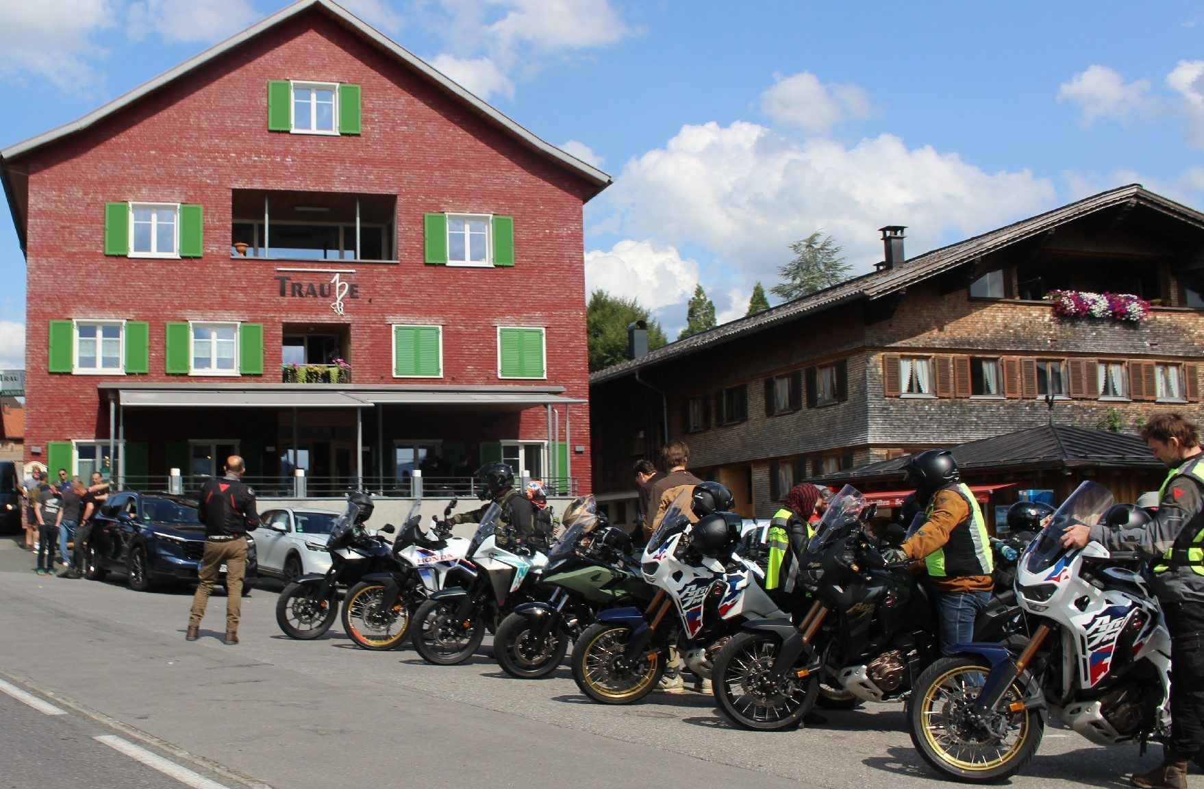 Eine „internationale Motorrad-Reisegruppe“ machte auf ihrer Tour durch Europa auch im Ländle Station. Lingenau (Bild) und Dornbirn waren Etappenziele. PETER STRAUSS