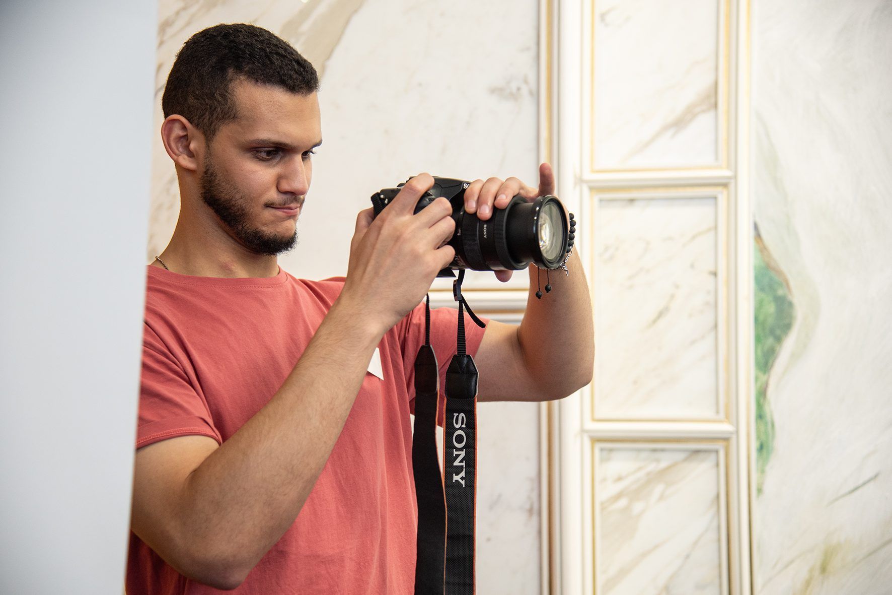 Zu Hamzas Aufgaben zählten das Filmen und Fotografieren bei Veranstaltungen vom aha.