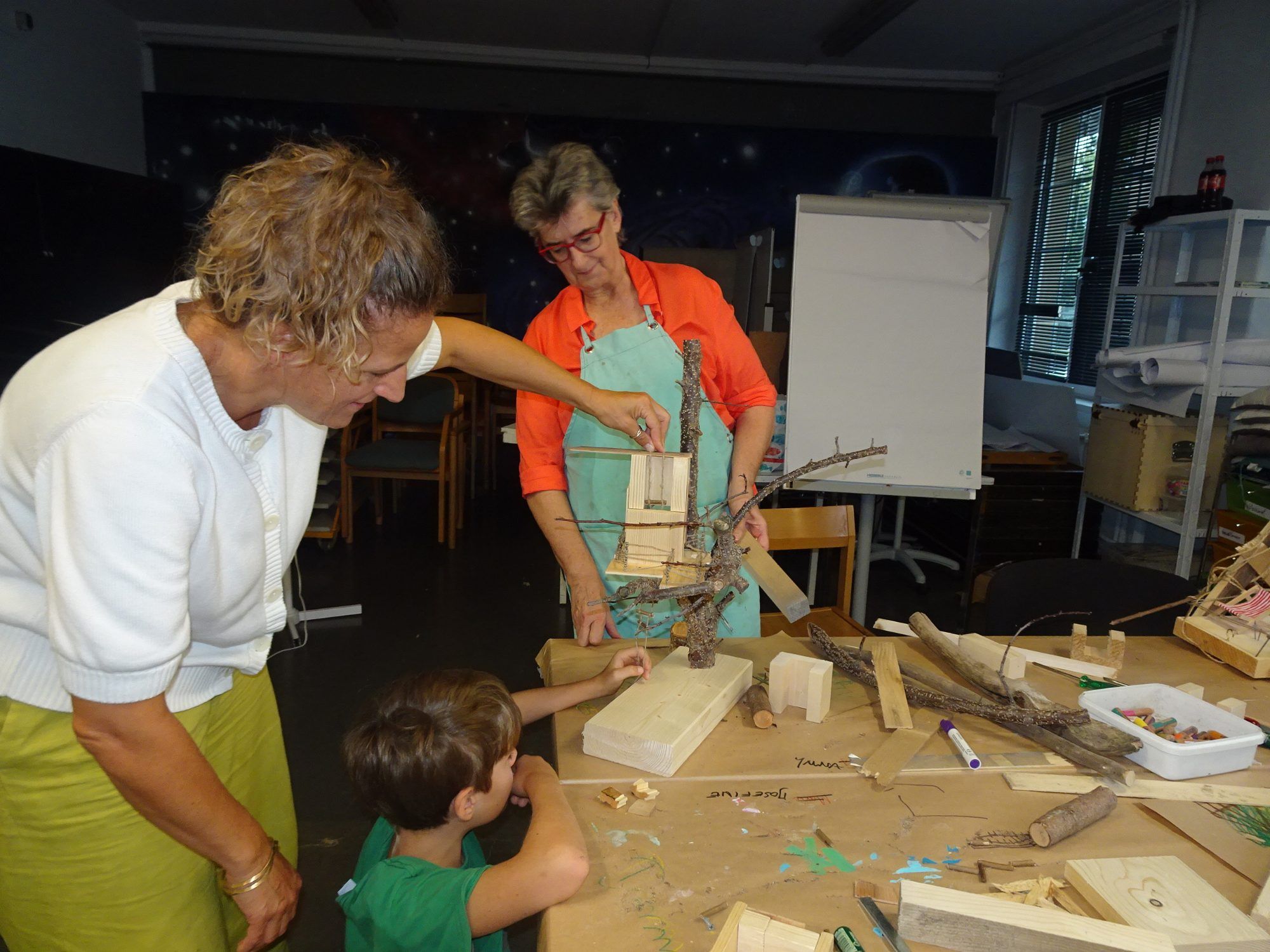 Marion Kotula-Studer (re.) und Elke Capelli begleiteten die Kinder beim Bauen und ließen ihnen viel Raum für eigene Ideen.