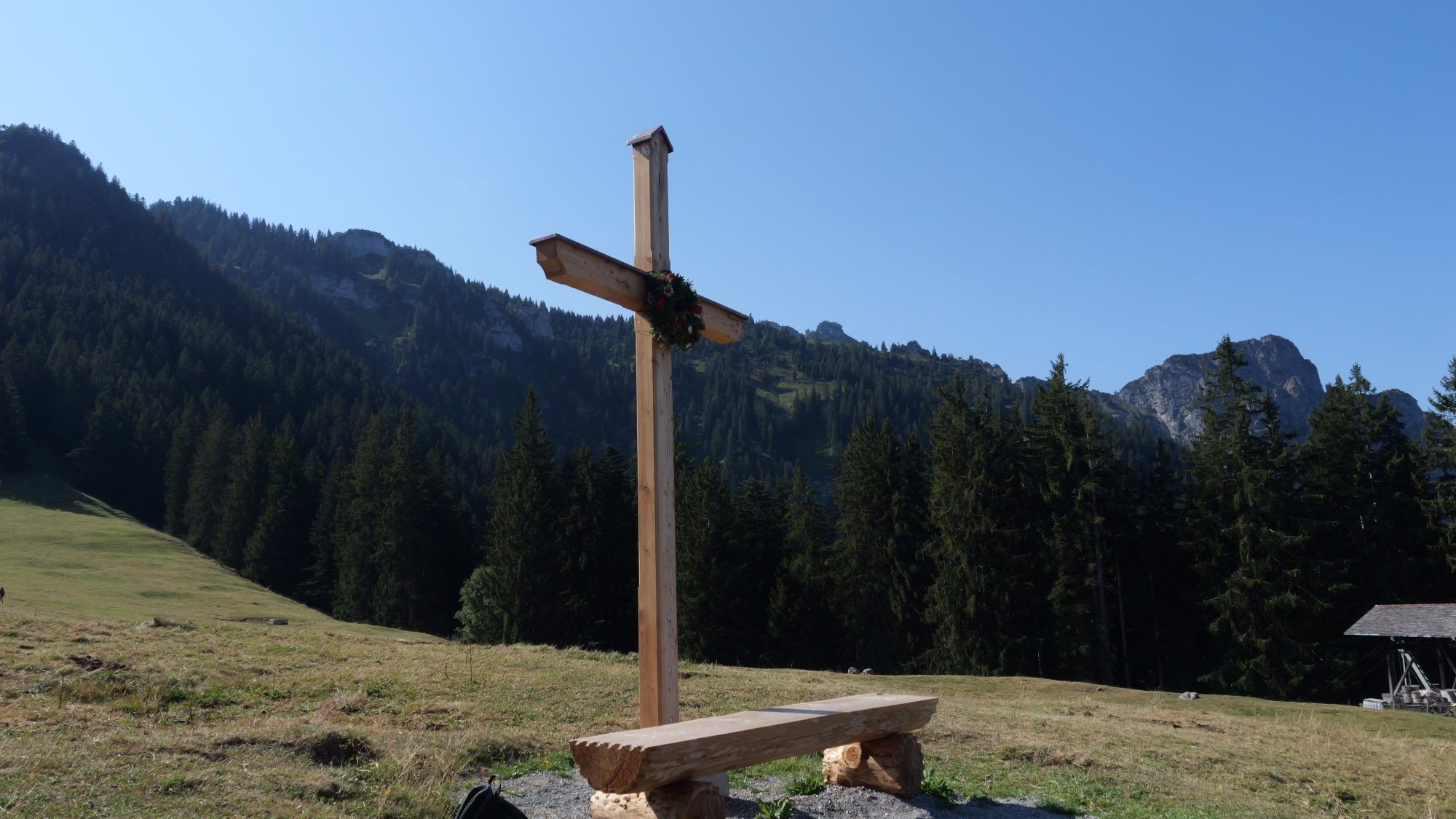 Das neue Alpkreuz ist aus schönem Lärchenholz gefertigt und gegen Verwitterung geschützt.