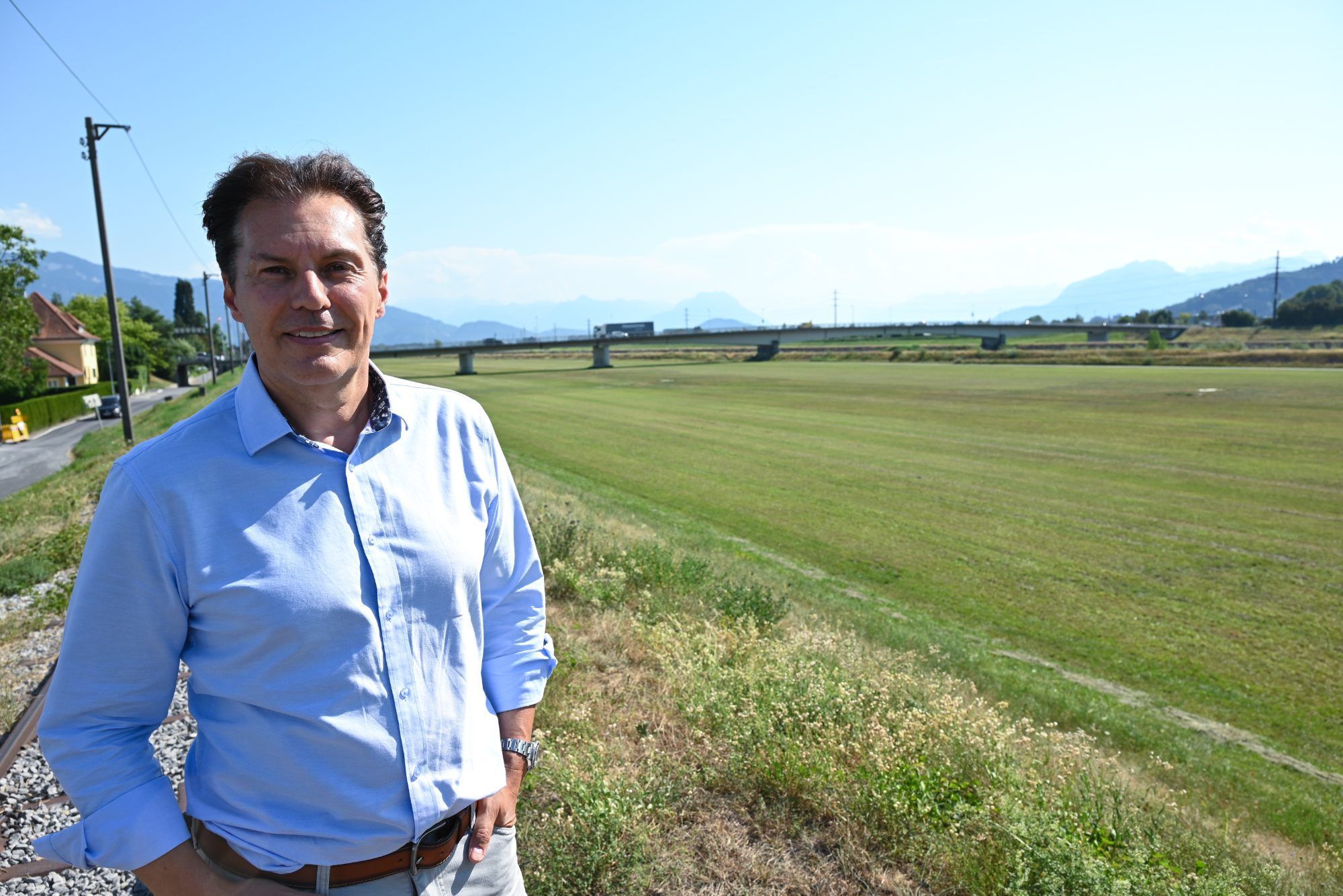 Tiefbaugemeinderat Martin Fitz erklärt, weshalb Lustenau das Trinkwasser trotz anhaltender Hitze nicht ausgehen wird.