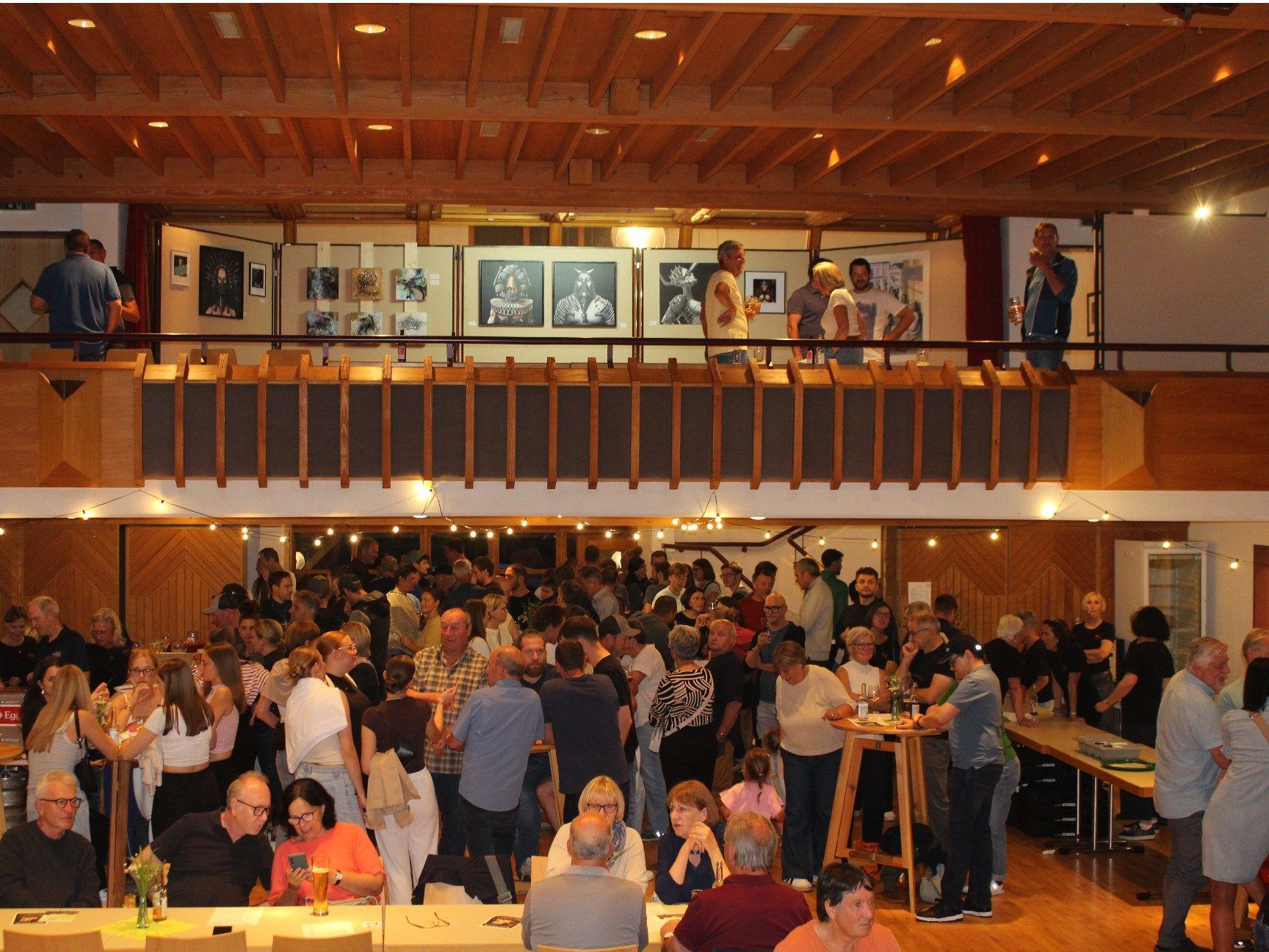 Der Dorfsaal neben der Käsklatsch-Arena hat sich als ideale Location für die Ausstellung der Hobby-Künstler gewährt.