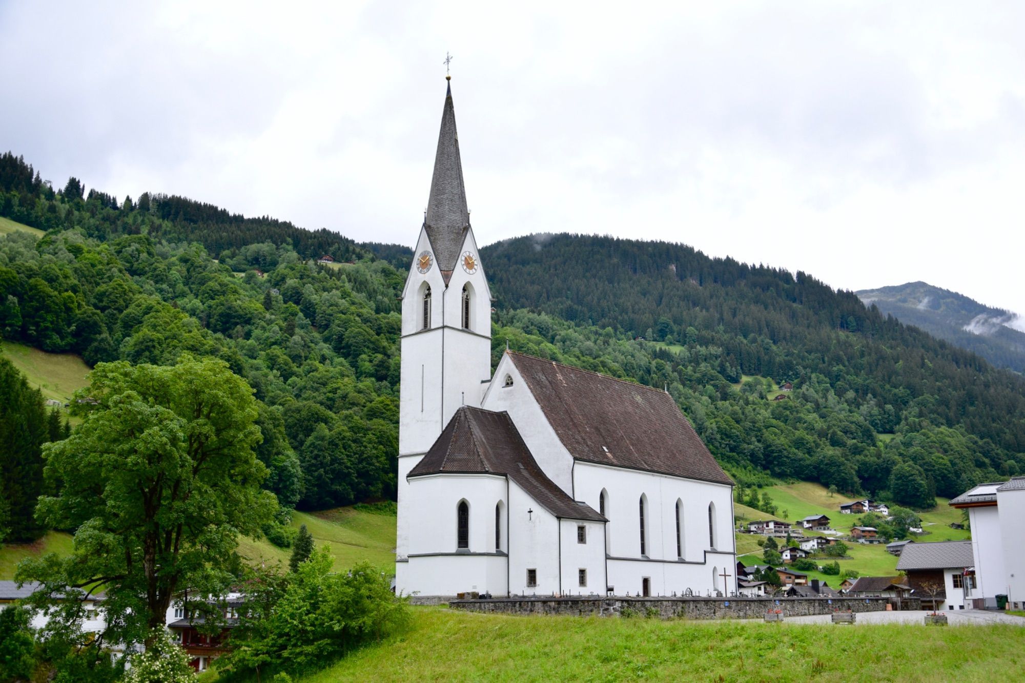 Außenaufnahmen der Pfarrkirche Silbertal (Juni 2026), Orgelpfeifen der Silbertaler Orgel während der Restaurierung in der Silbertaler Kirche (Juni 2026), .