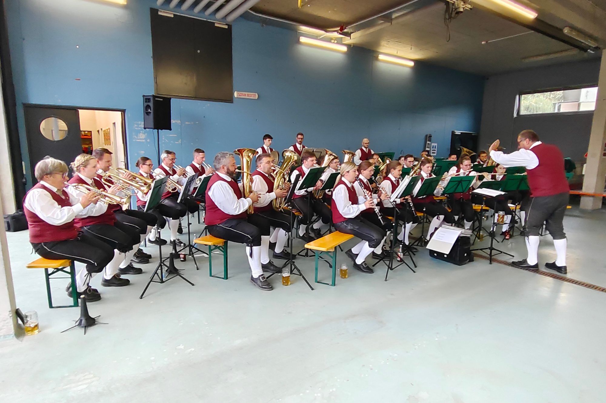 Der Musikverein Frastanz begeisterte mit seinem Platzkonzert im Feuerwehrhaus Jung und Alt.