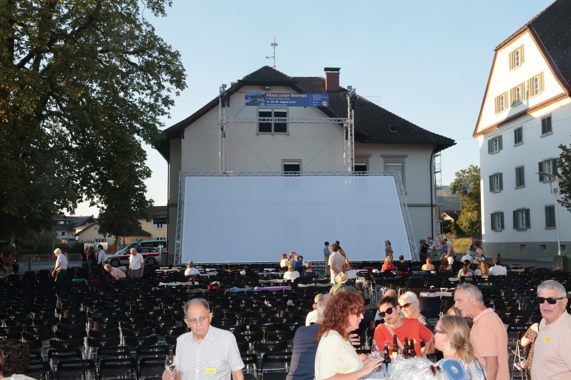 Die Leinwand beim Hochfahren.