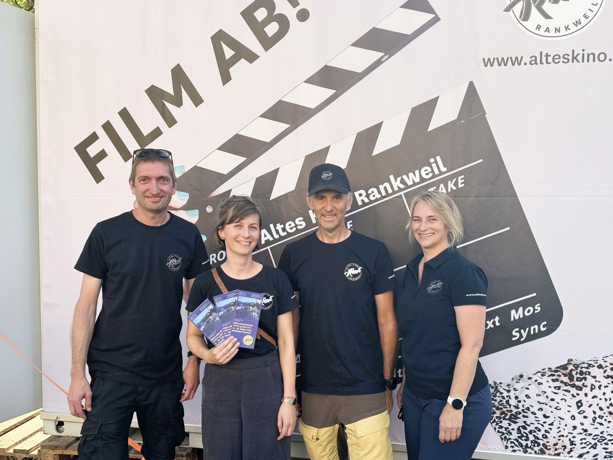 Altes Kino-Obmann Michael Mathis, Geschäftsführerin Katharina Leissing, Kassier Walter Höller und ehernamtliche Helferin Michaela Winder beim Open-Air-Kino am Rankweiler Marktplatz.