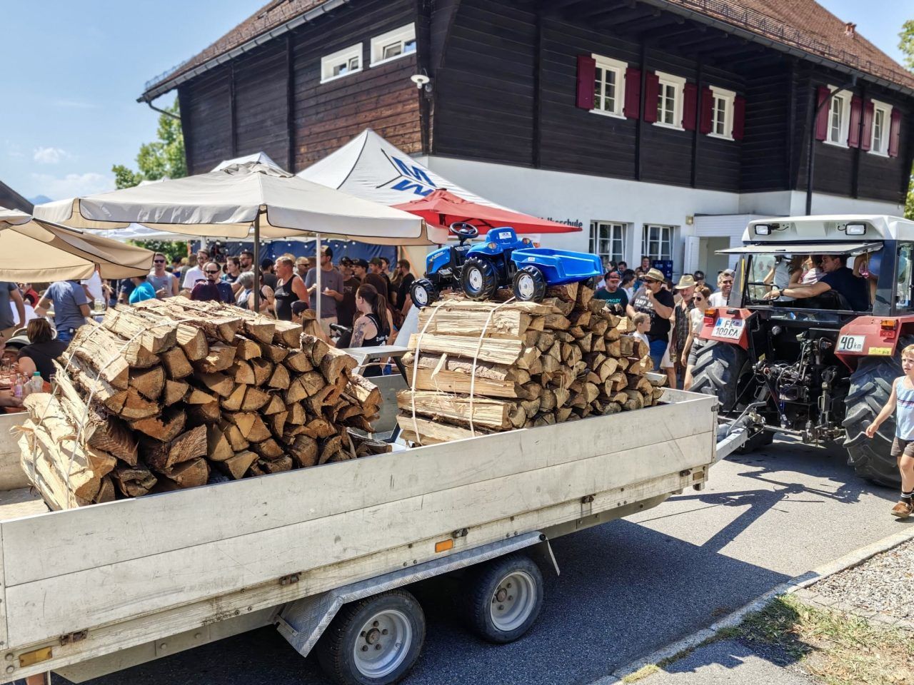 "Urige Kärra" und große Hilfsbereitschaft auf Fraxerns Straßen