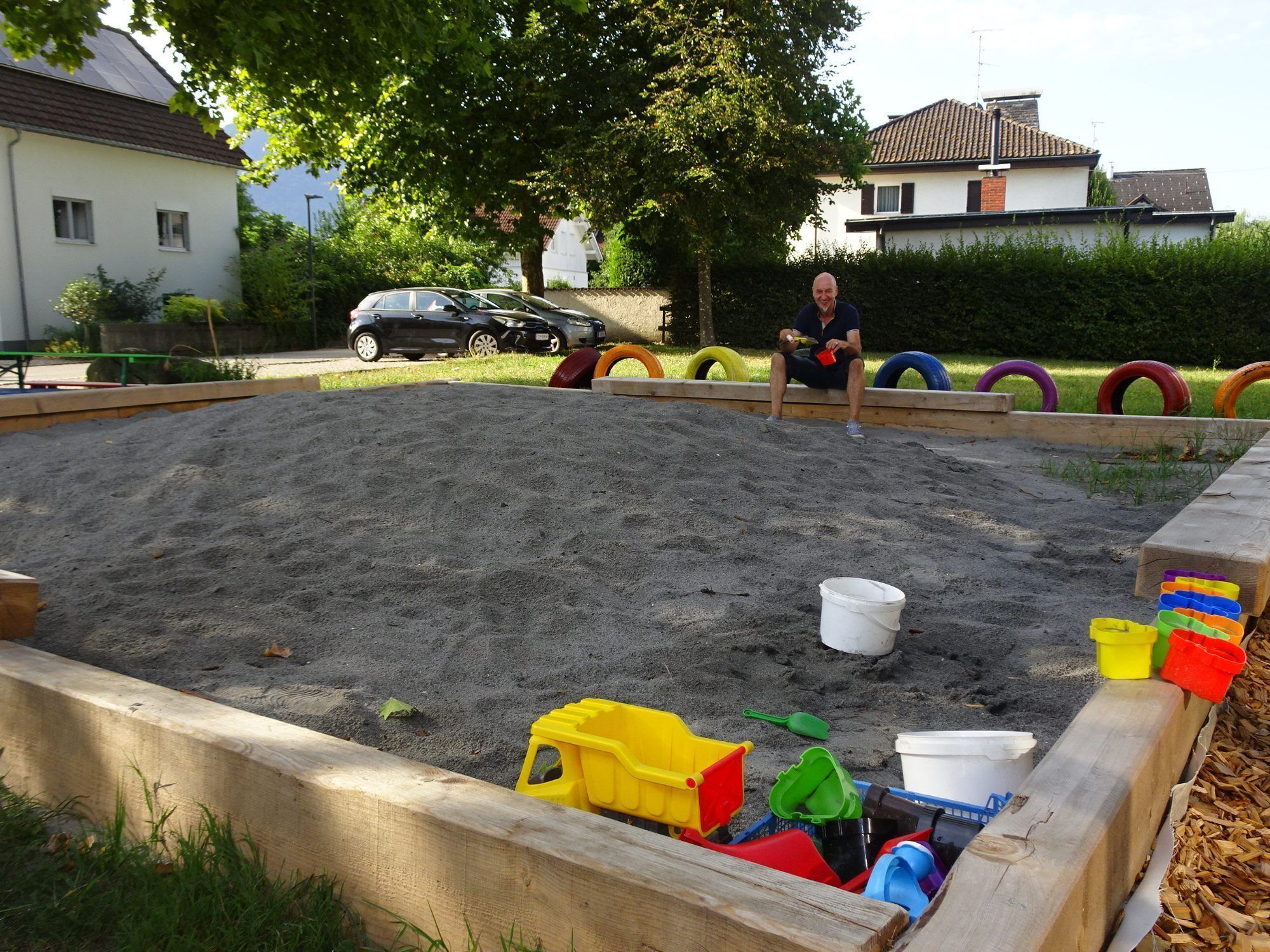 Aus der ehemaligen Bocciabahn ist ein großer Sandspielplatz geworden.