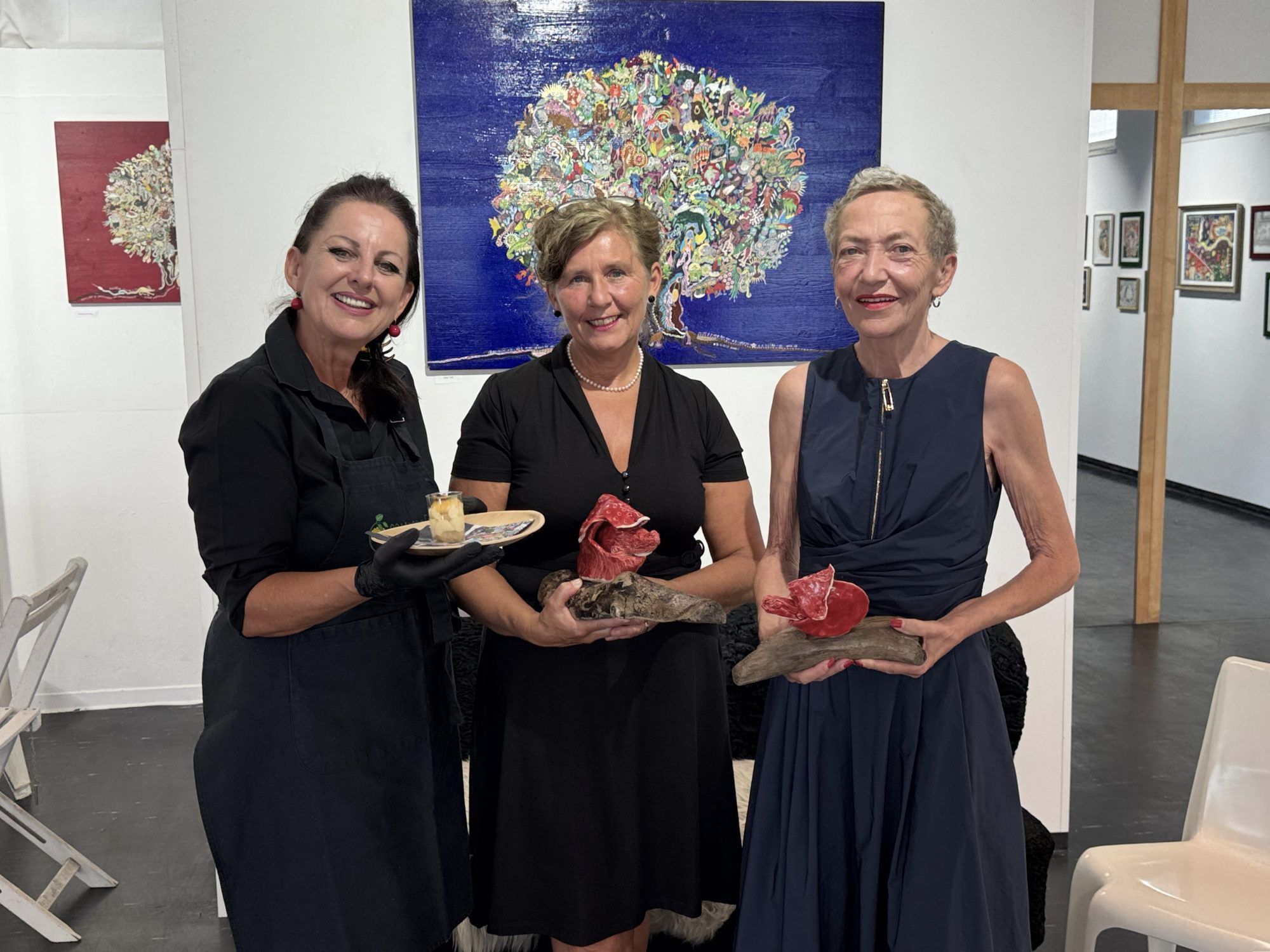 Künstlerin Andrée Helen Soller Frager (Mitte), Irmi Ender (gaumenfeines) und Galeristin Sylvia Janschek bei der Ausstellungseröffnung.