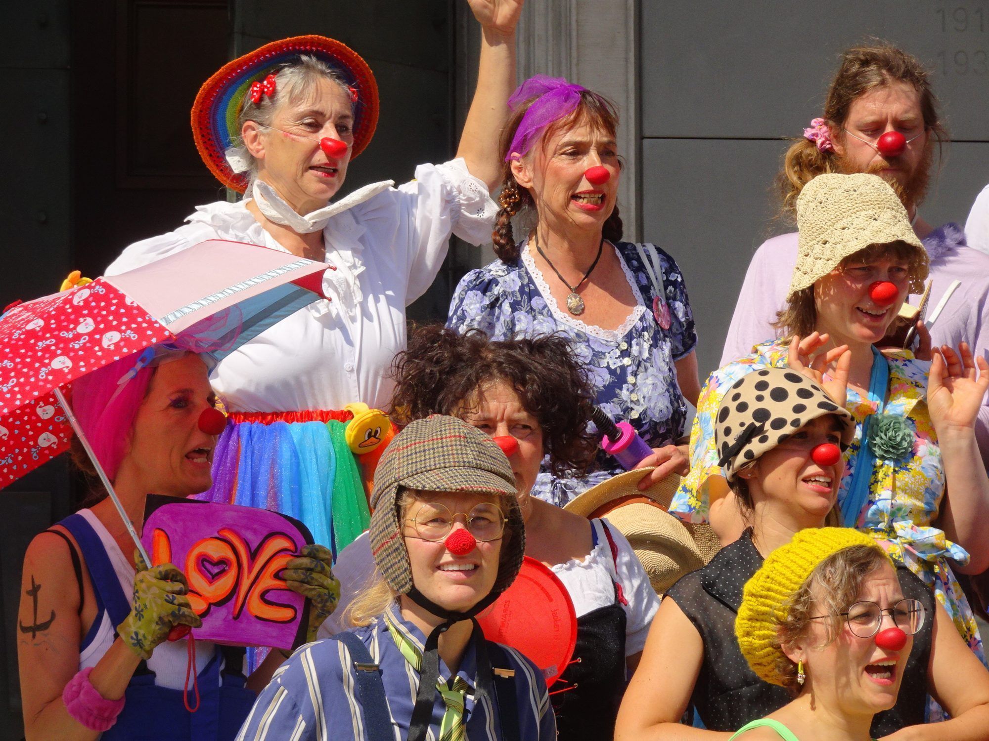 Die Teilnehmer der Clownvention zeigten sich bei ihrem Stadtspaziergang gut gelaunt.