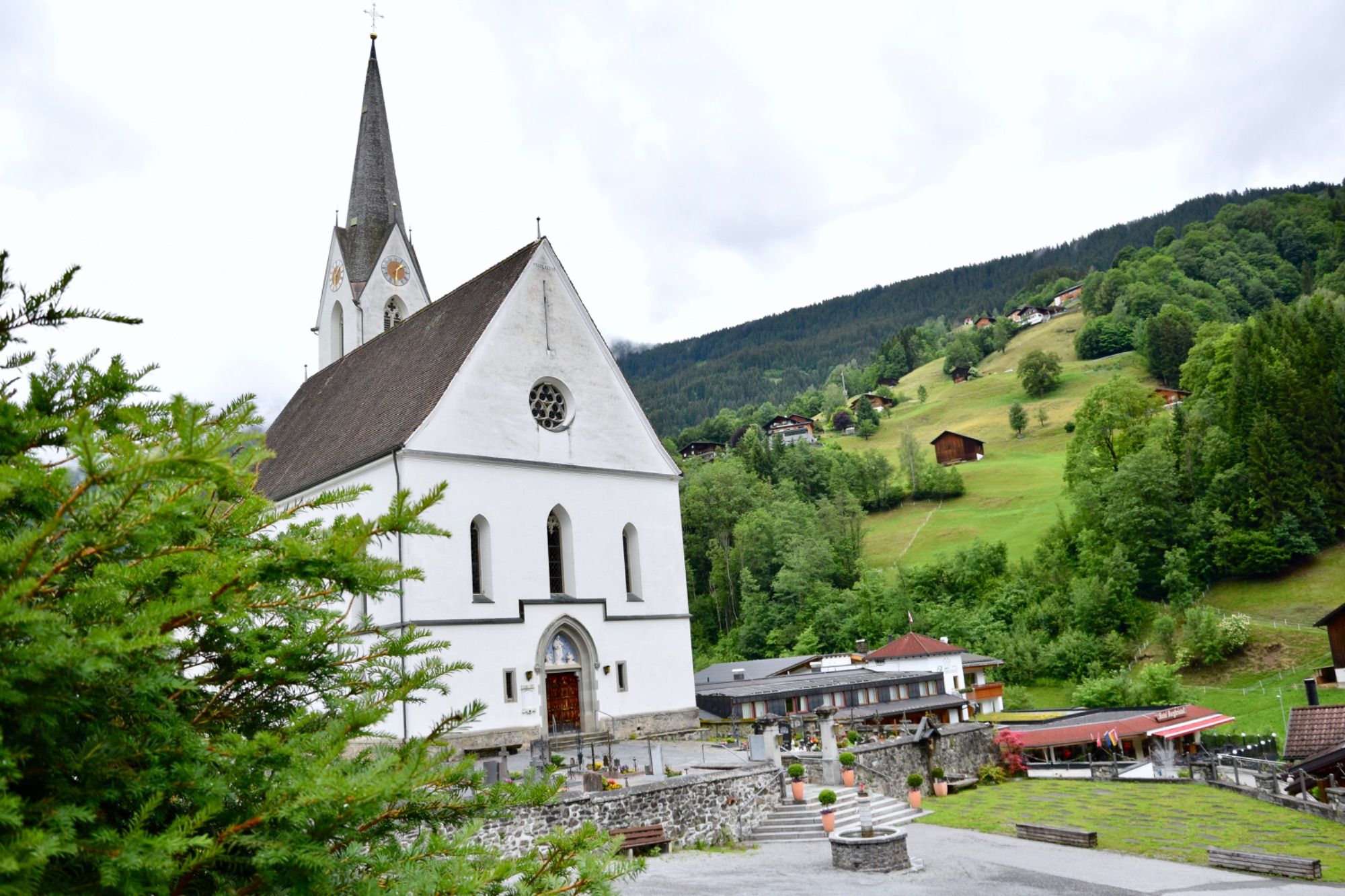 Außenaufnahmen der Pfarrkirche Silbertal (Juni 2026), Orgelpfeifen der Silbertaler Orgel während der Restaurierung in der Silbertaler Kirche (Juni 2026), .