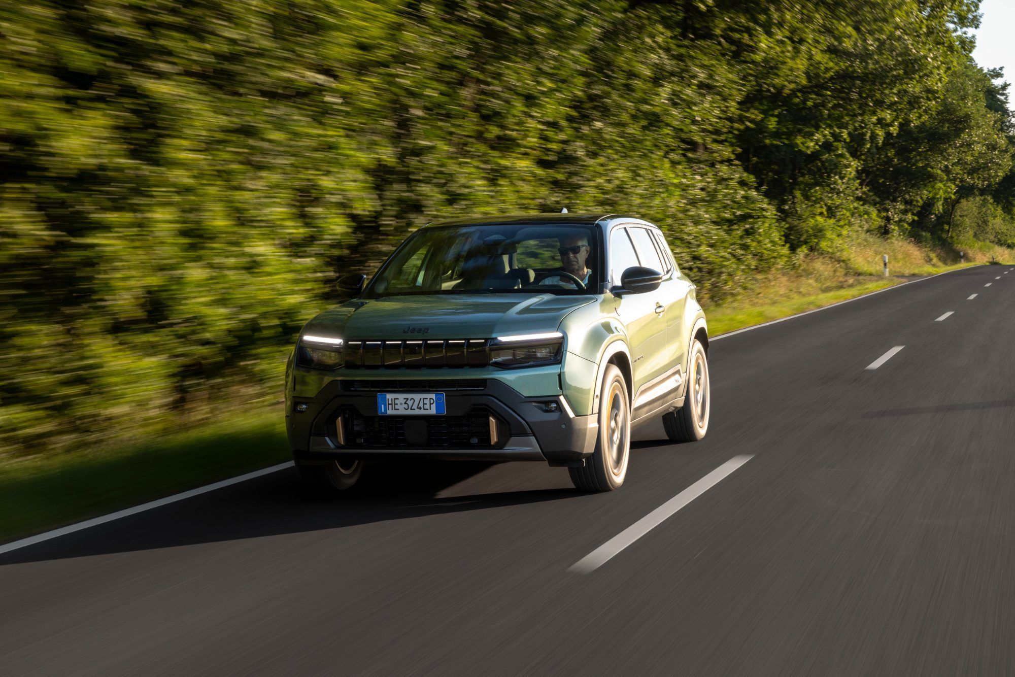 Das kleinste Jeep-Modell Avenger fährt mit vielen äußerlichen Retuschen in die zweite Lebenshälfte. Mit dabei: Der heute offenbar unvermeidliche Leucht-Kühlergrill