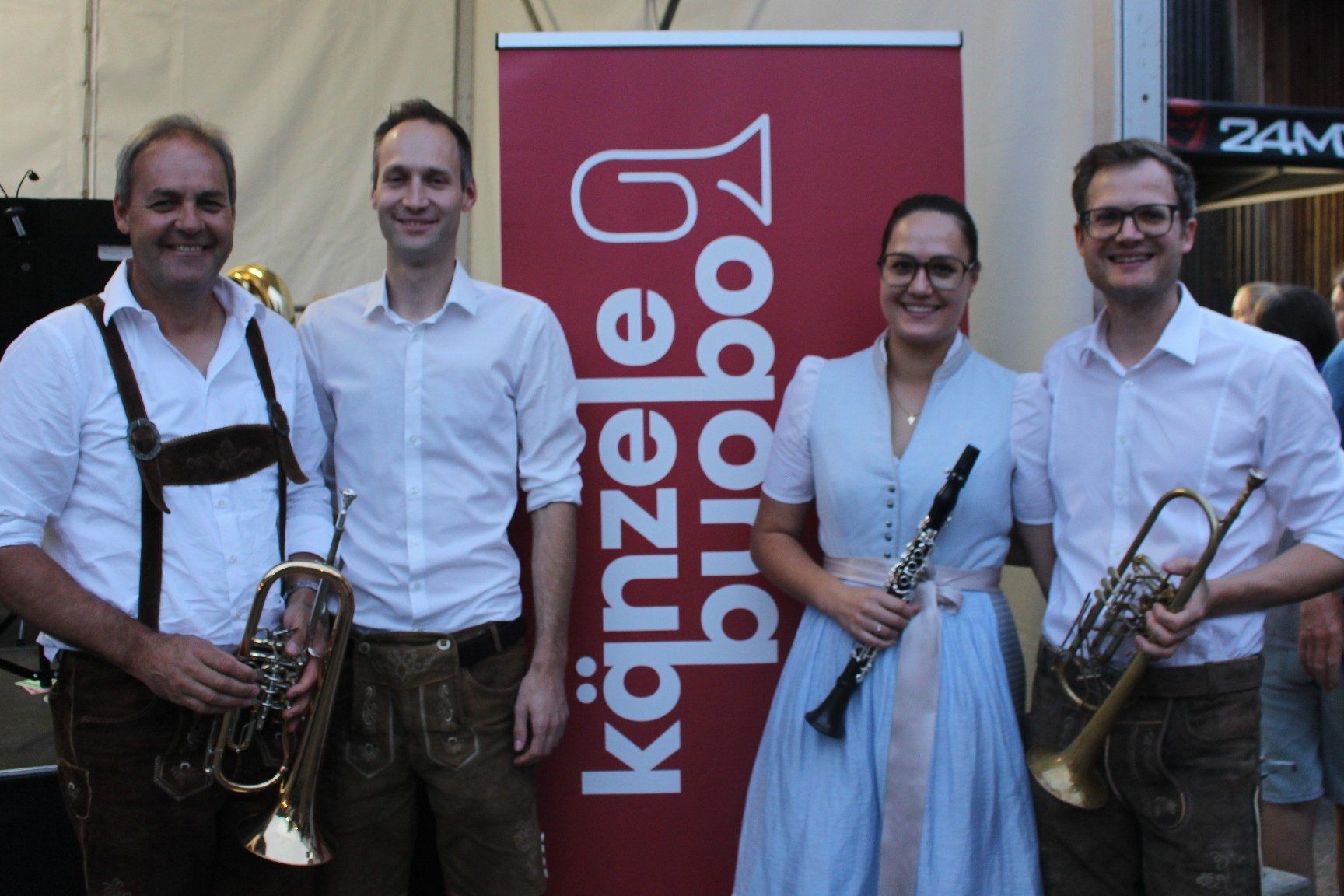 „Familienmusik“ im Ensemble der Känzele Buoba: Brautpaar Thomas und Mathilde mit Schwiegervater Wolfgang und Schwager Christoph.
