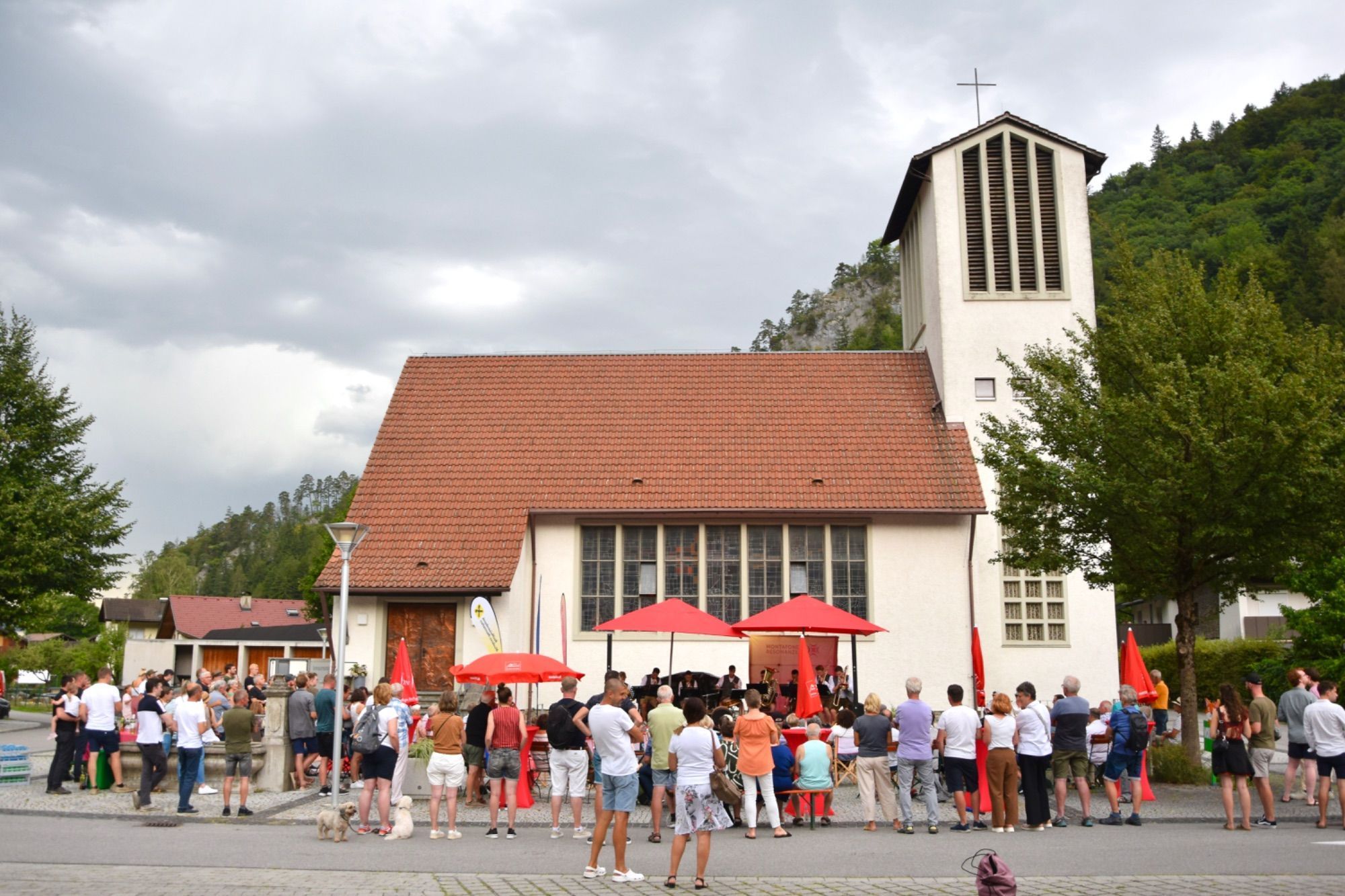 Vor der Lorünser Kirche musizierte die in Wien gegründete Landstraßen Musig mit Musikern aus Österreich und Südtirol.