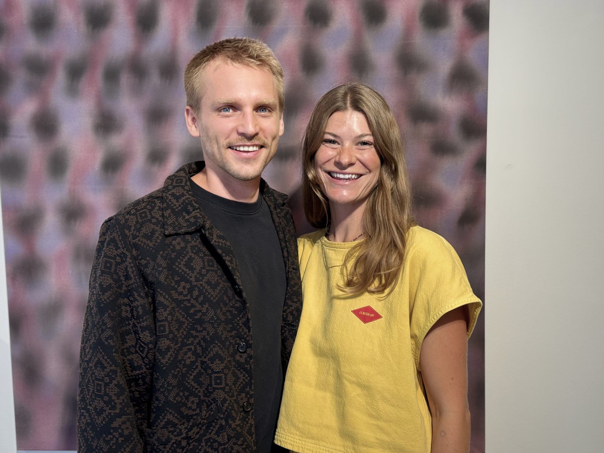 Pädagoge Philip Fritz mit Isabella Leitner.
