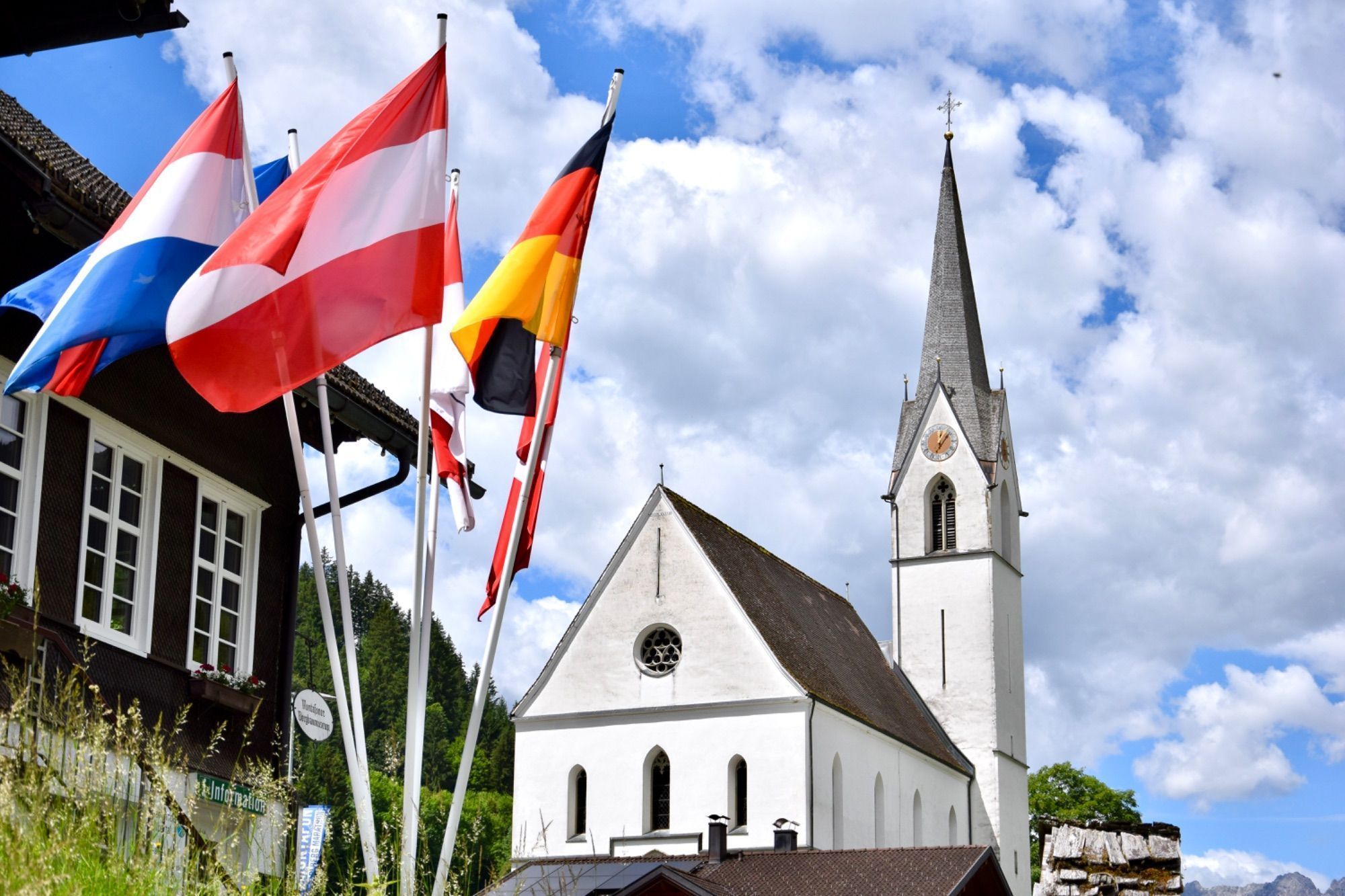 Außenaufnahmen der Pfarrkirche Silbertal (Juni 2026), Orgelpfeifen der Silbertaler Orgel während der Restaurierung in der Silbertaler Kirche (Juni 2026), .