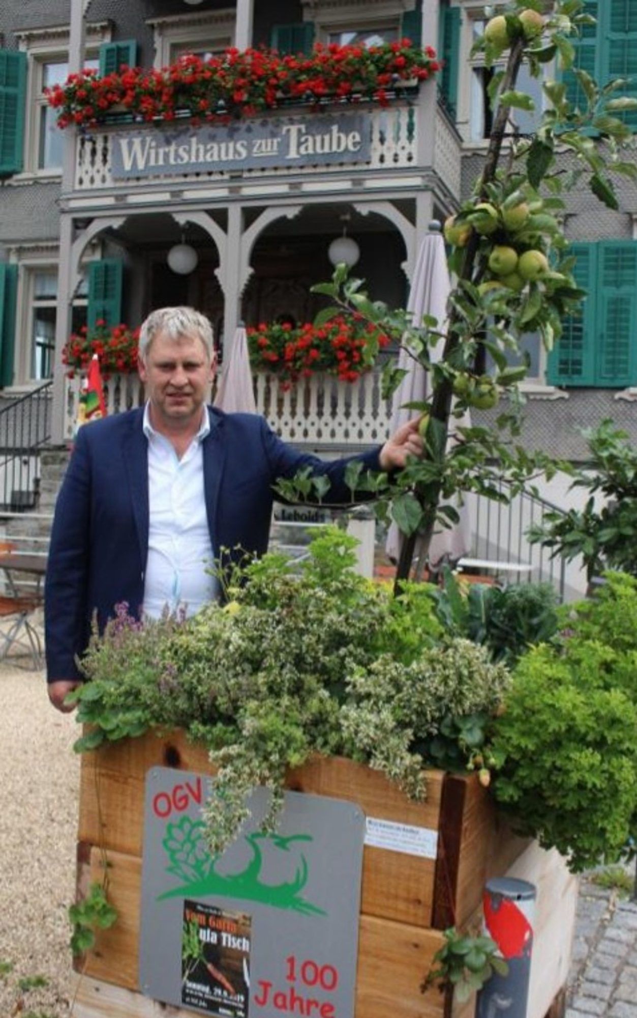 100 Jahre Obst- und Gartenbauverein Alberschwende - der kleine Gastgarten vor der Taube wurde von Lothar Eiler als Werbebühne für das Jubiläum gestaltet.
