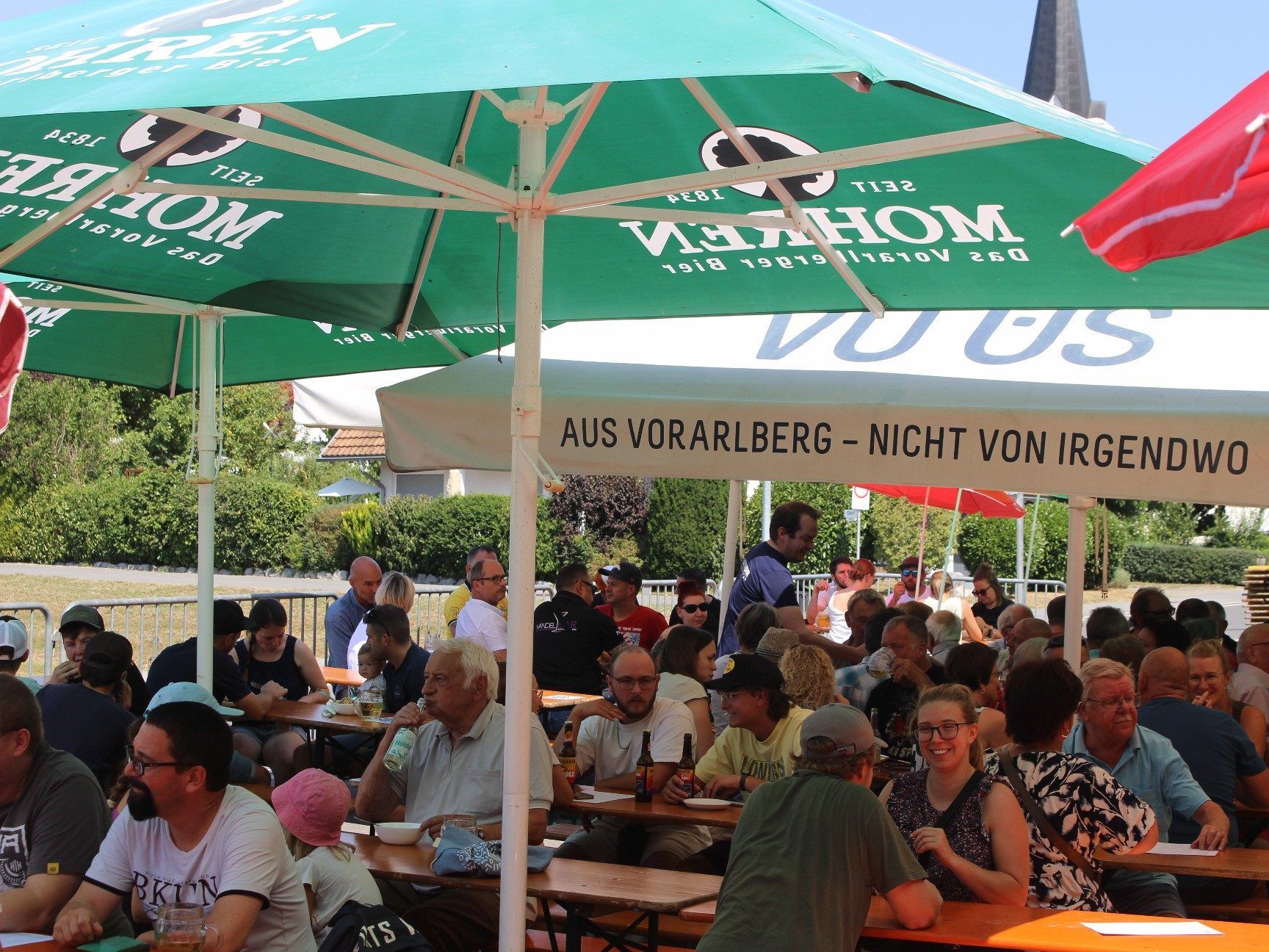 Zur „Sonderausrüstung“ zählen bei der Hohenweiler Feuerwehr auch große Sonnenschirme für derartige Festveranstaltungen.