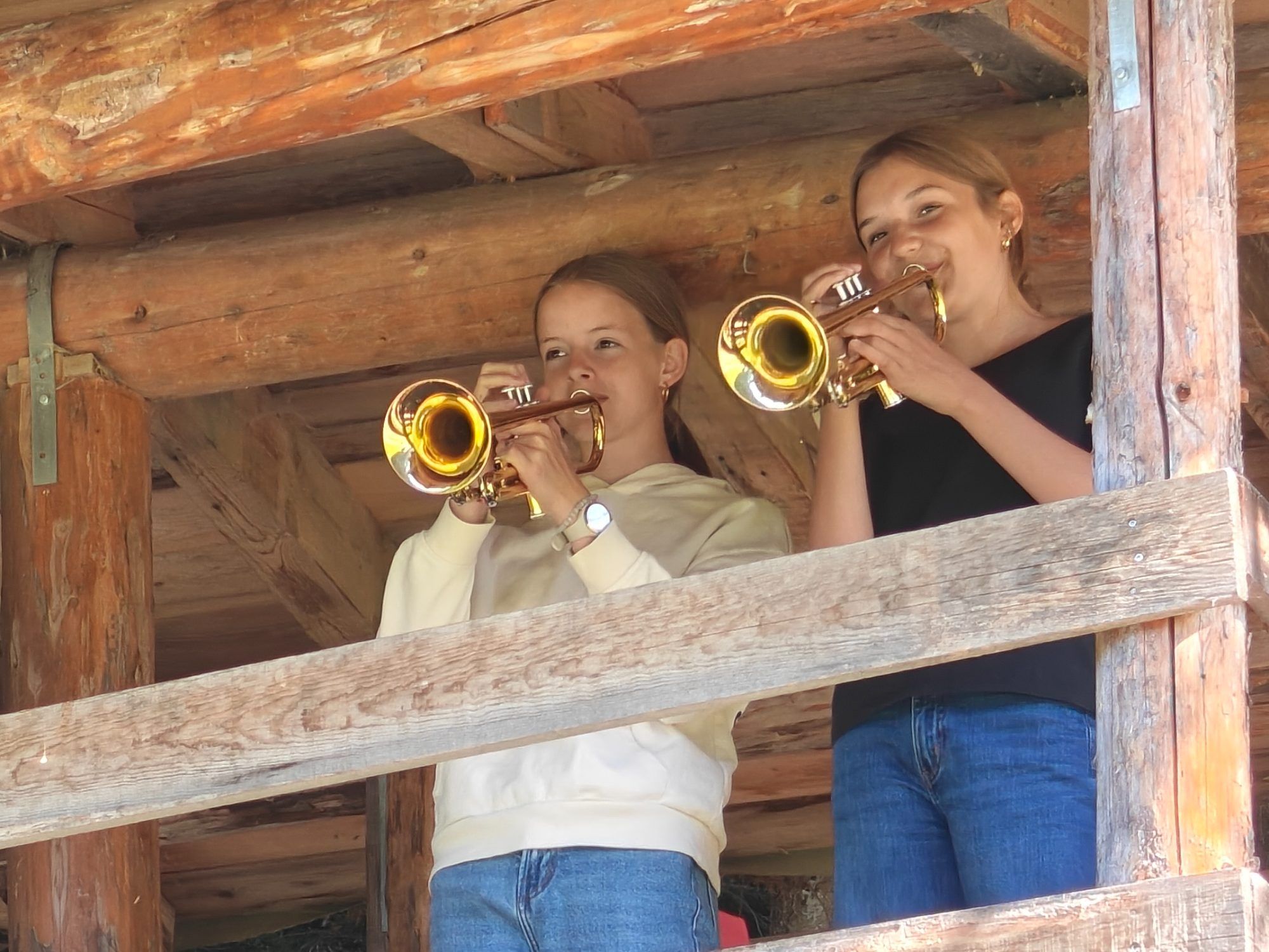 Greta und Emma sind seit einem Jahr bei der Jungmusik Fraxern.