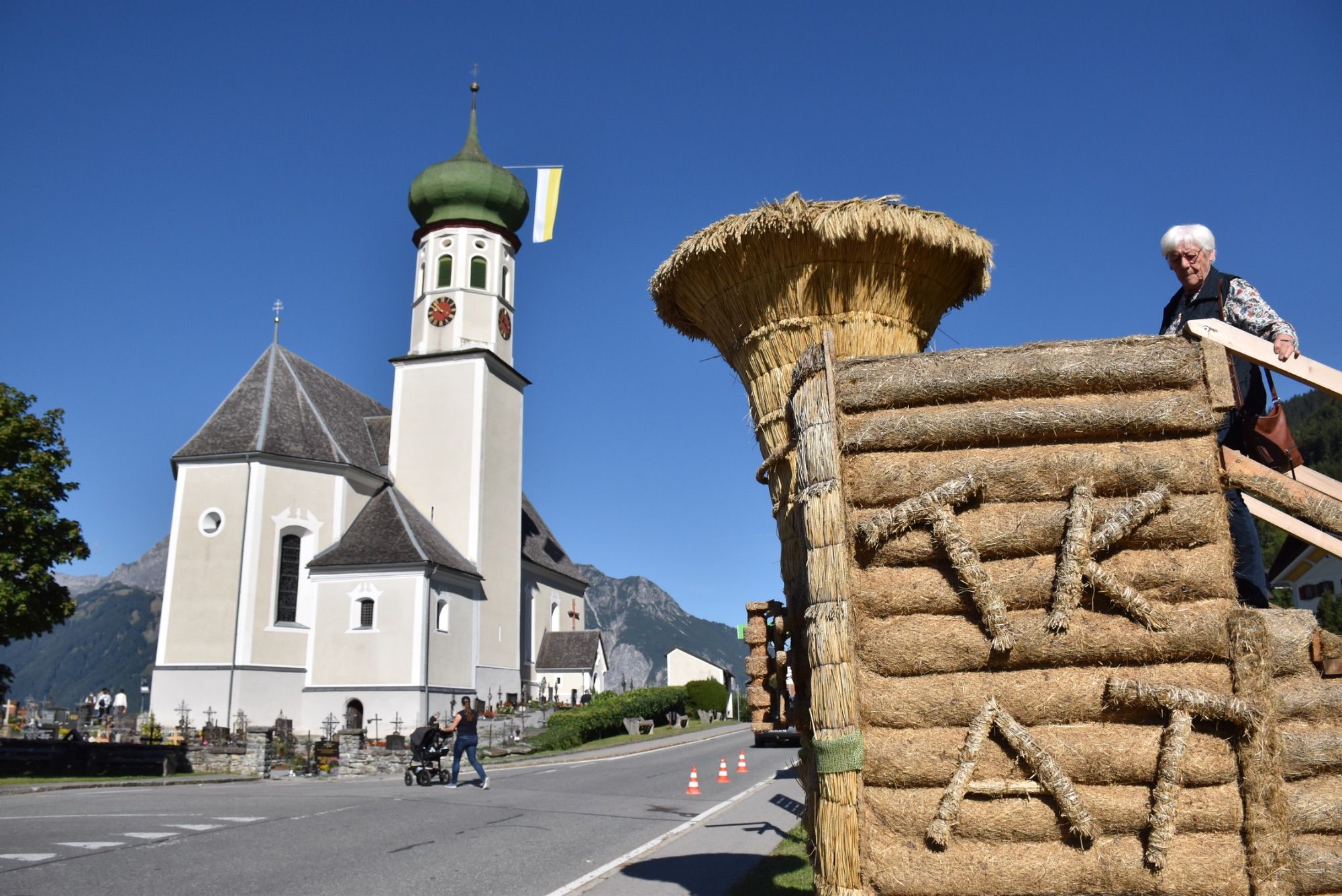 Die Pfarrkirche Bartholomäberg und die Schwarzwälder Stroh-Tuba bei Bilderbuchwetter.