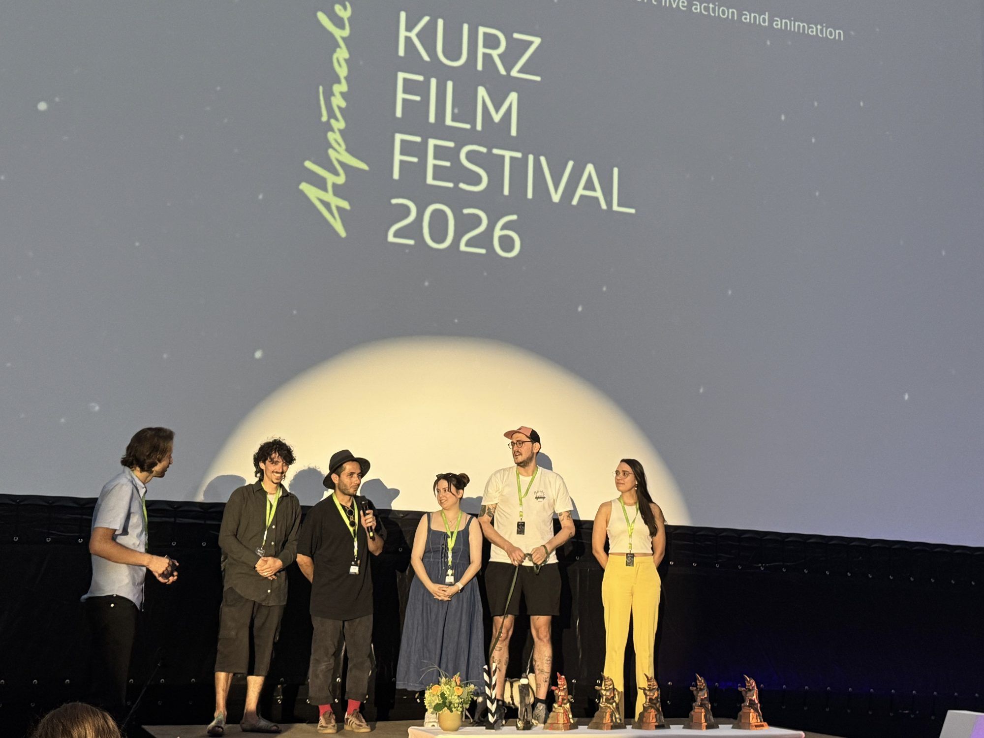Moderator Christoph Rainer mit einigen Filmschaffenden auf der Bühne.