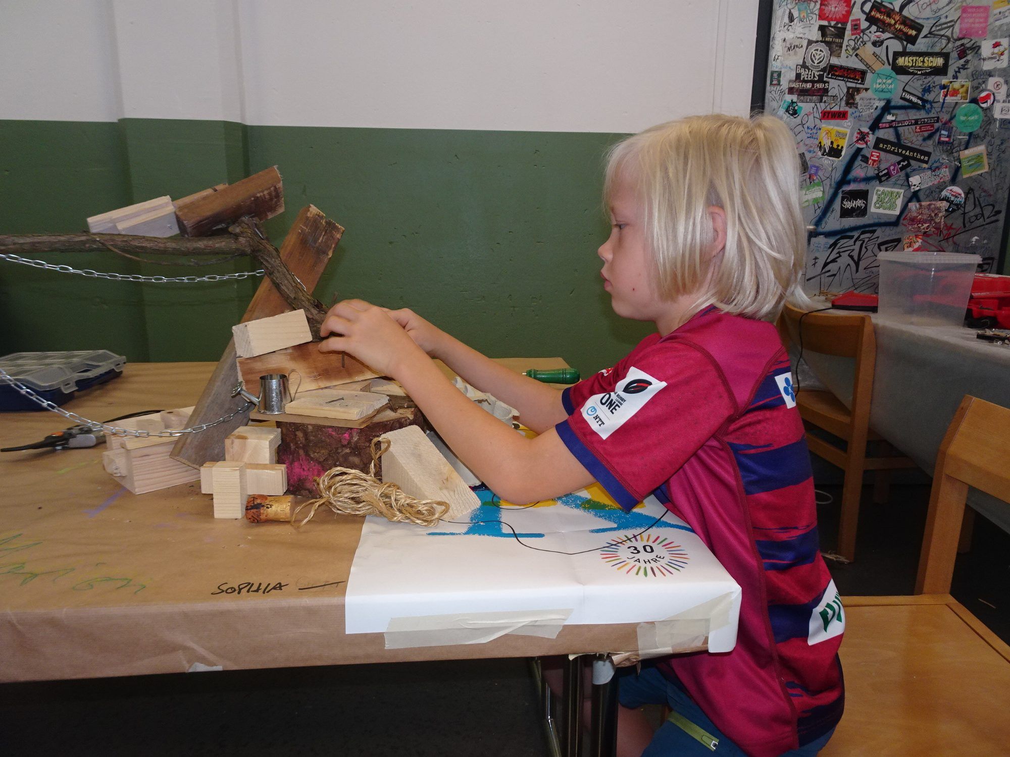 Mit sichtlicher Begeisterung arbeiten die Kinder an ihren individuellen Baumhauswelten.