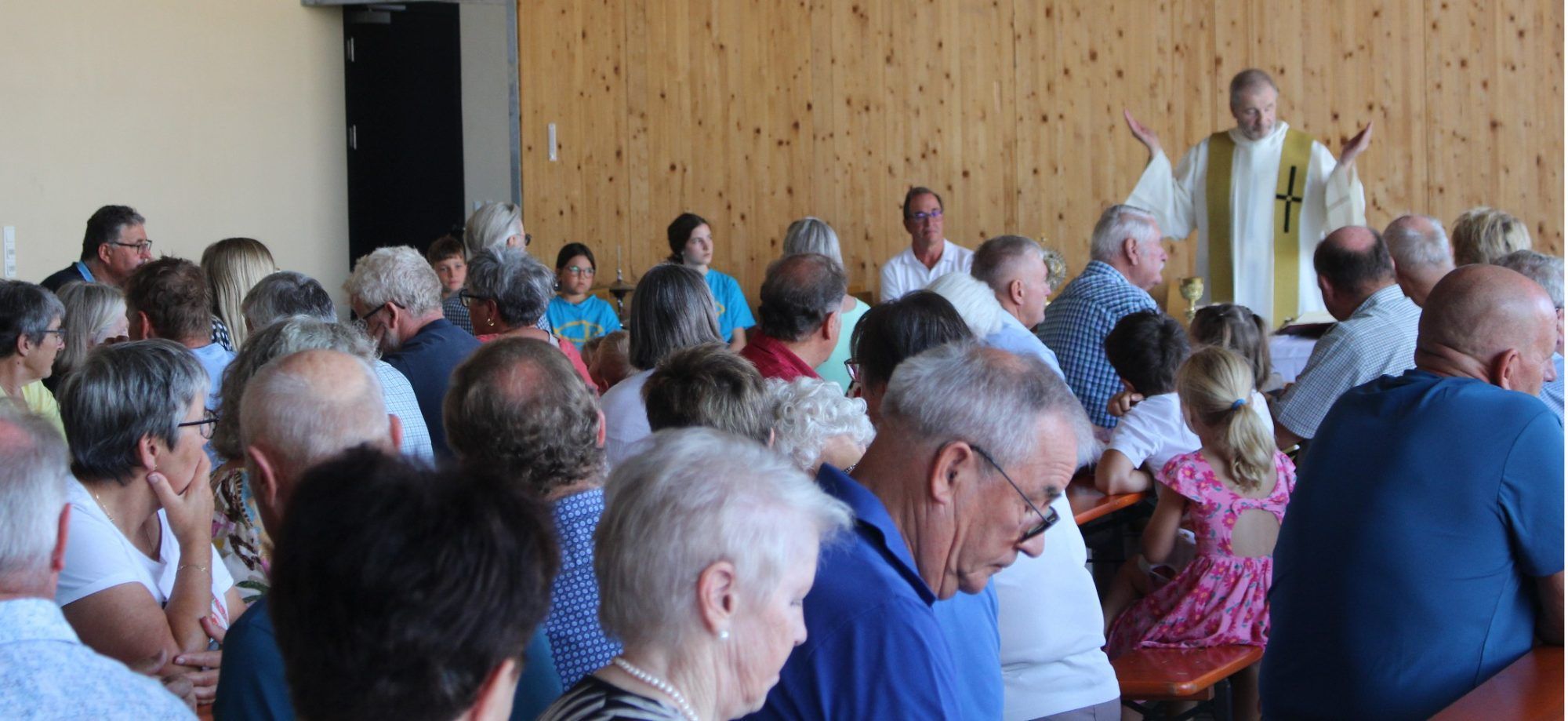 Schon beim Gottesdienst gab es volles Haus in der zur Festhalle umfunktionierten Garage des Feuerwehrhauses. PETER STRAUSS