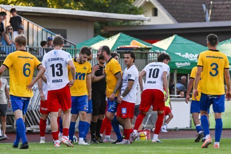 Kleine Rudelbildung im Derby von Dornbirn und Wolfurt. VN-SERRA
