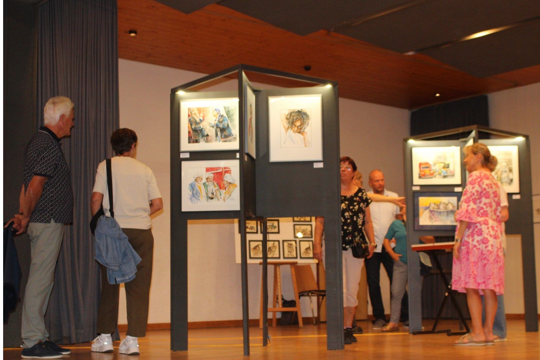 Großes Interesse für die Ausstellung der Hobby-Künstler im Dorfsaal.