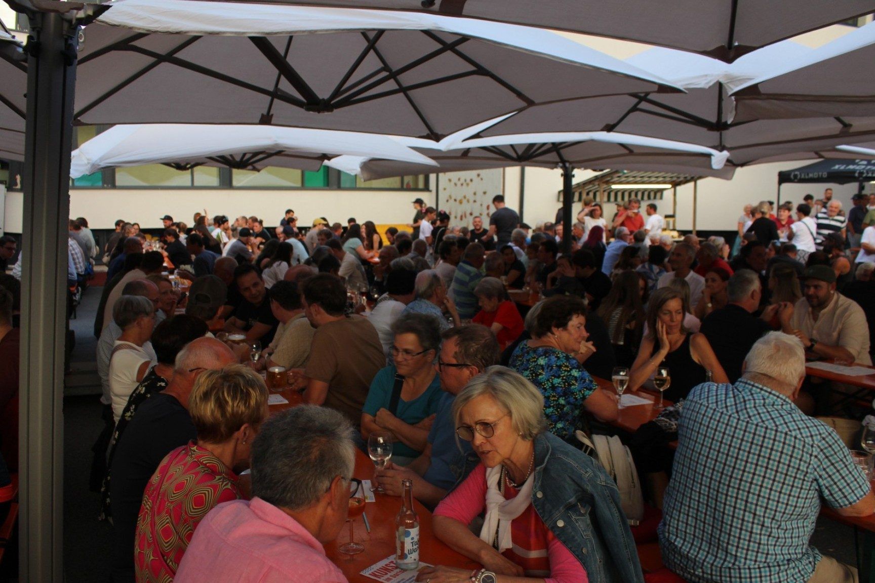 Das stimmungsvolle Ambiente und der laue Sommerabend verleiteten auch beim vorletzten Käsklatsch-Abend des Sommers 2026 die Gäste zum längeren Bleiben.