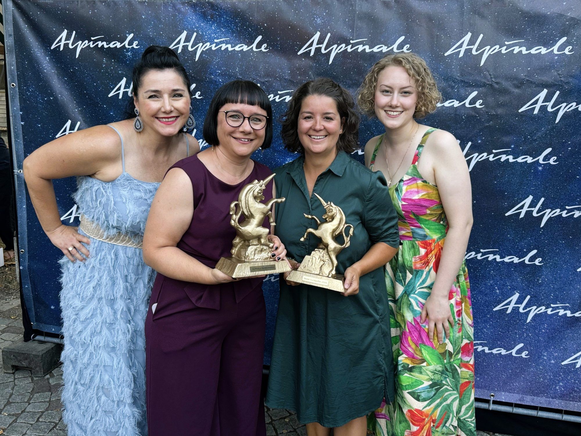 In Festivalstimmung: Alpinale-Intendantin Manuela Mylonas (2.v.li.) mit Rebekka Rinderer (Organisation), Vizeobfrau Martina Kulmitzer-Rabel und Musikerin Emma Danko bei der Eröffnung.