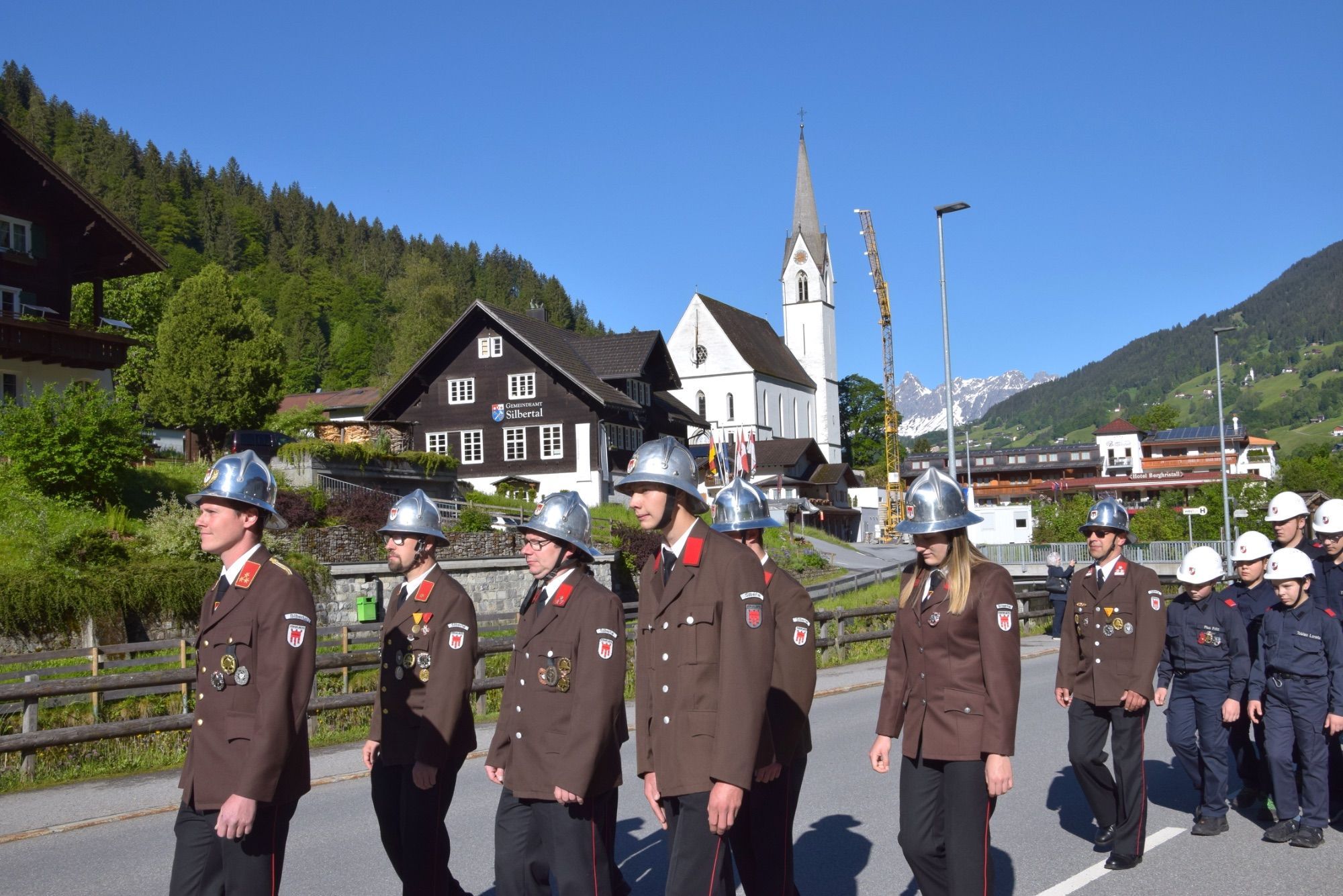 Außenaufnahmen der Pfarrkirche Silbertal (Juni 2026), Orgelpfeifen der Silbertaler Orgel während der Restaurierung in der Silbertaler Kirche (Juni 2026), .