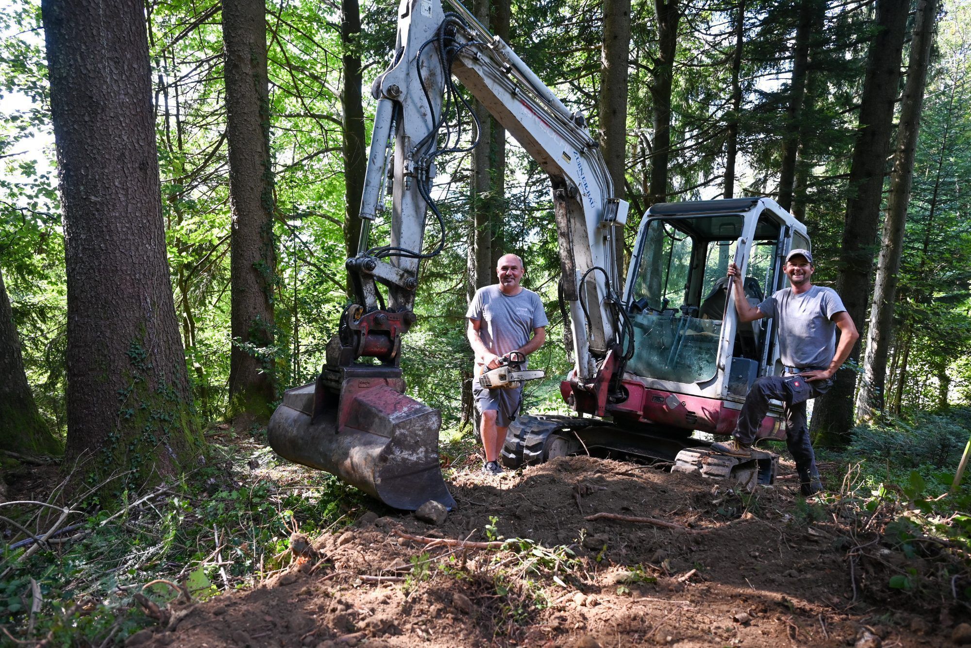 Florian und Harald legen Wege im Wald an.