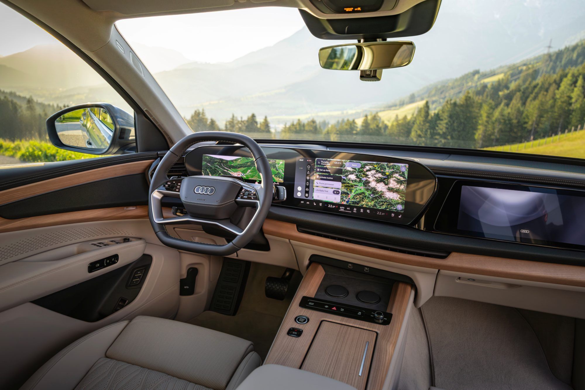 Digitalisierung und Innenraum-Design: Audis Panorama-Display eingebettet in beinahe skandinavisch reduzier-tes Premium-Ambiente, wahlweise mit hellem, offenporigem Holz bestückt